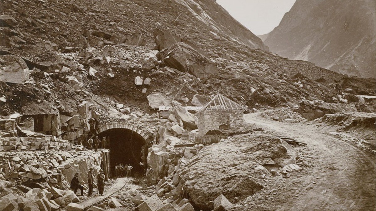 Portal des Eisenbahntunnels in Göschenen während des Baus, um 1875, Foto: Staatsarchiv Uri
