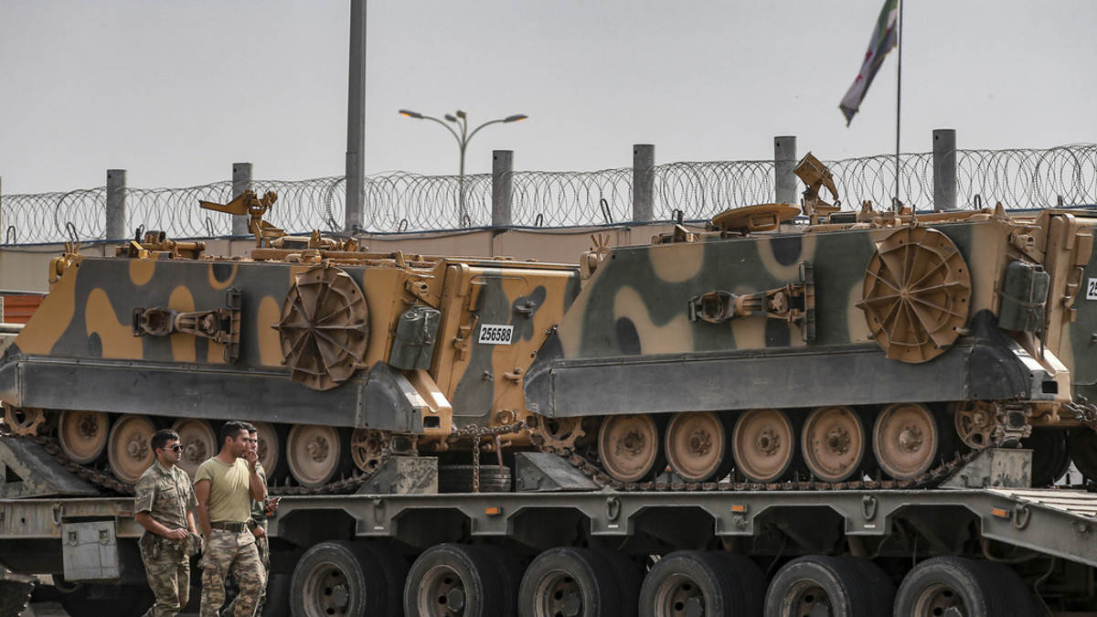 Türkische Soldaten warten am 15. Oktober auf den Einsatz in Syrien. Die gepanzerten Truppentransporter stehen an der syrischen Grenze bei Karkamis in der Provinz Gaziantep bereit. Die Türkei setzt sich über die zunehmend schärferen Reaktionen ihrer NATO-Partner hinweg und treibt die Invasion nach Syrien voran, um vermutete kurdische Stellungen einzuschliessen. Die von türkischen Kräften besetzte Stadt Ras al-Ain soll von den Kurden zurückerobert worden sein. (Keystone/AP, Ermahn Gurel) 