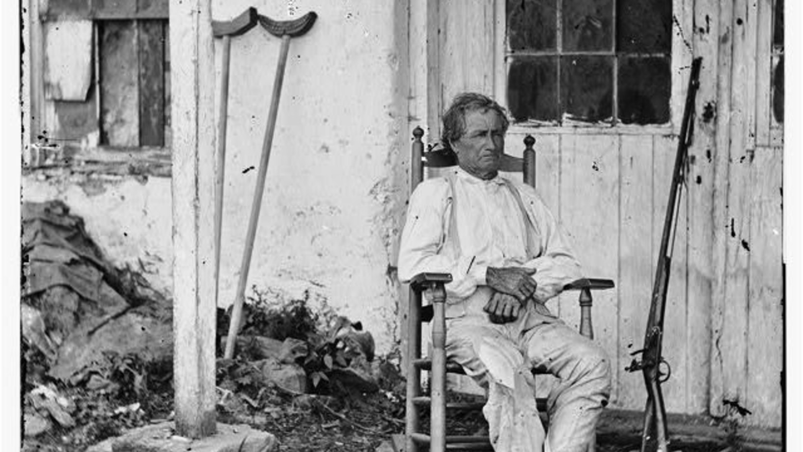 Mit Gewehr und Krücken: Der verwundete John L. Burns nach der Schlacht von Gettysburg (Foto: National Library of Congress, Washington)