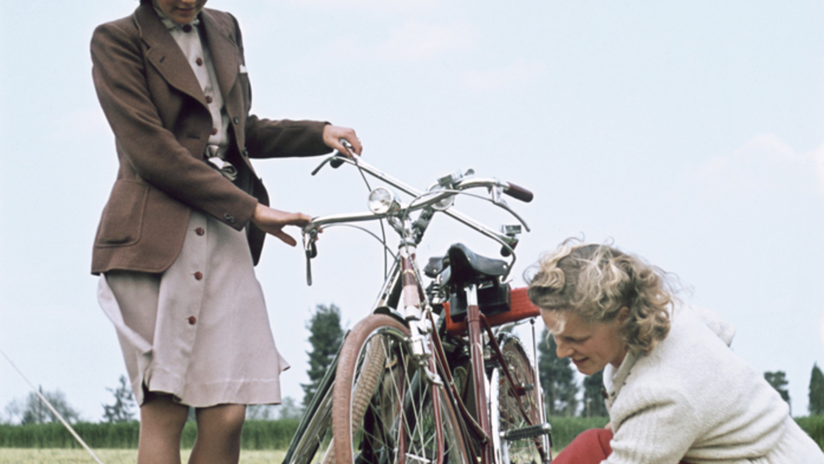 Platter Reifen, Luft rein: Junge Frauen auf einer Velotour in den Schweizer Landen. Das Foto wurde Anfang Mai 1944 aufgenommen. (Bild: Aus dem Archiv der Agentur Keystone/Photopress-Archiv/Walter Studer)