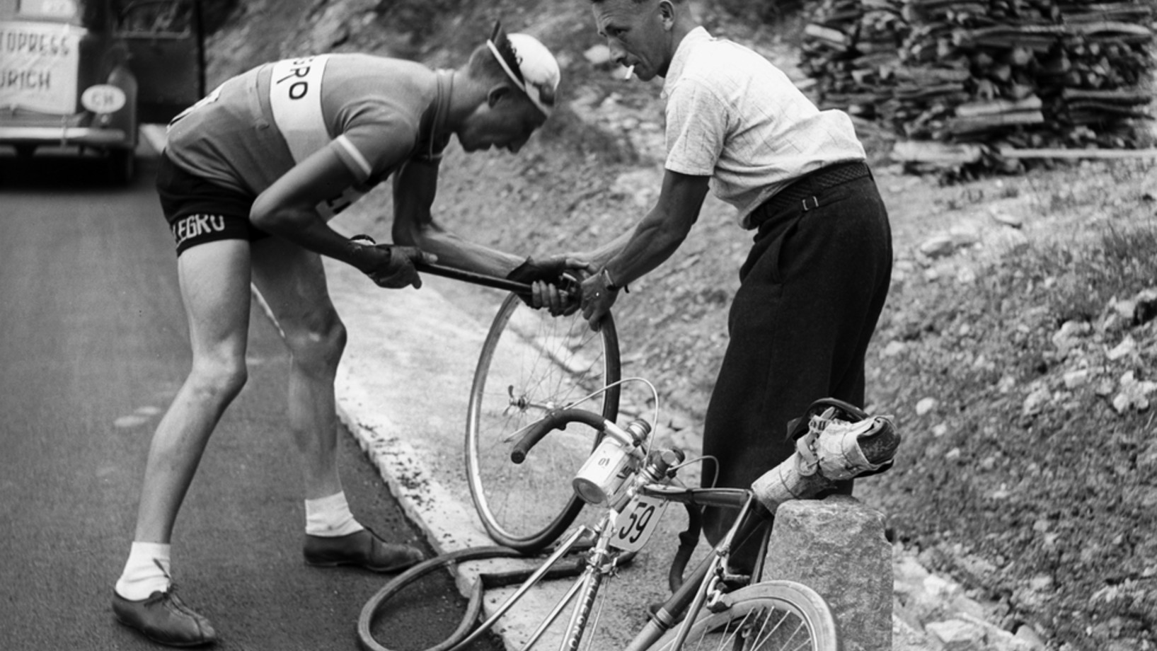 In Quinto in der Leventina fand am Samstag der Prolog der Tour de Suisse 2013 statt. Das Bild stammt vom 8. August 1938. Auf der 3. Etappe von Chur nach Bellinzona hilft ein Zuschauer einem Fahrer, den Reifen zu wechseln. (Aus dem Archiv der Agentur Keystone/Photopress-Archiv/Str)