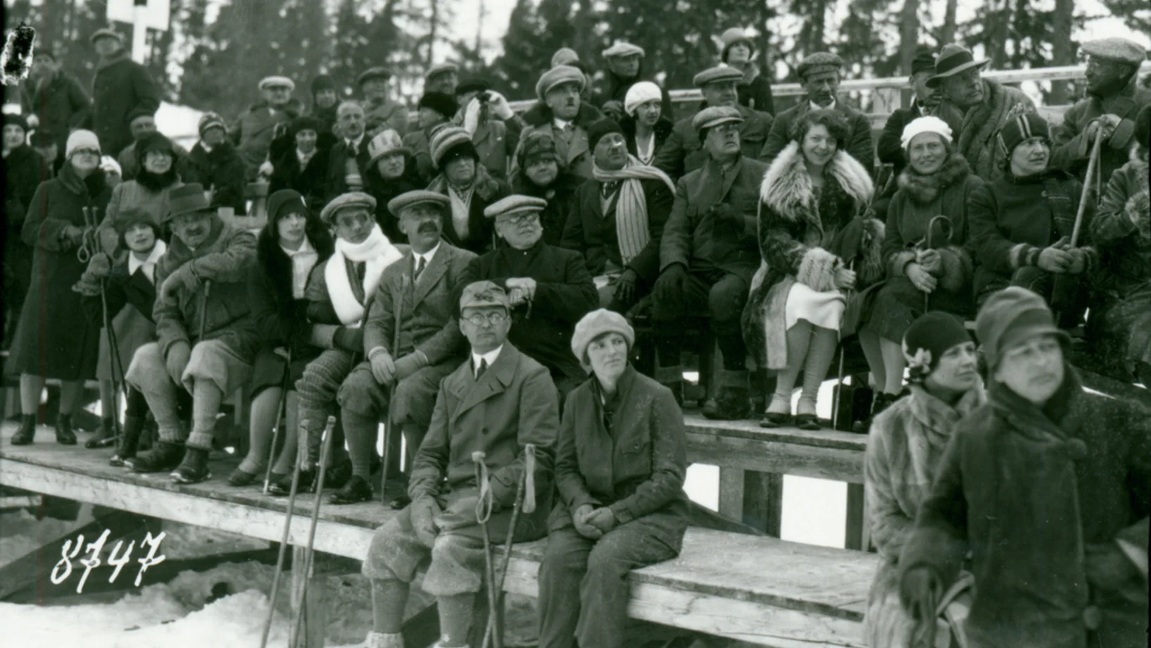Am 3. März stimmen die Bündnerinnen  und Bündner darüber ab, ob ihr Kanton im Jahr 2022 Olympische Winterspiele durchführen will. Host City wäre St. Moritz, zweiter Austragungsort Davos. Schon zweimal fanden in St. Moritz Olympische Winterspiele statt, 1928 und 1948. Das Bild aus dem Archiv der Agentur Keystone stammt aus dem Jahr 1928 und zeigt Zuschauer auf einer Tribüne. (Foto: Keystone/Bibliothek St. Moritz/Str)