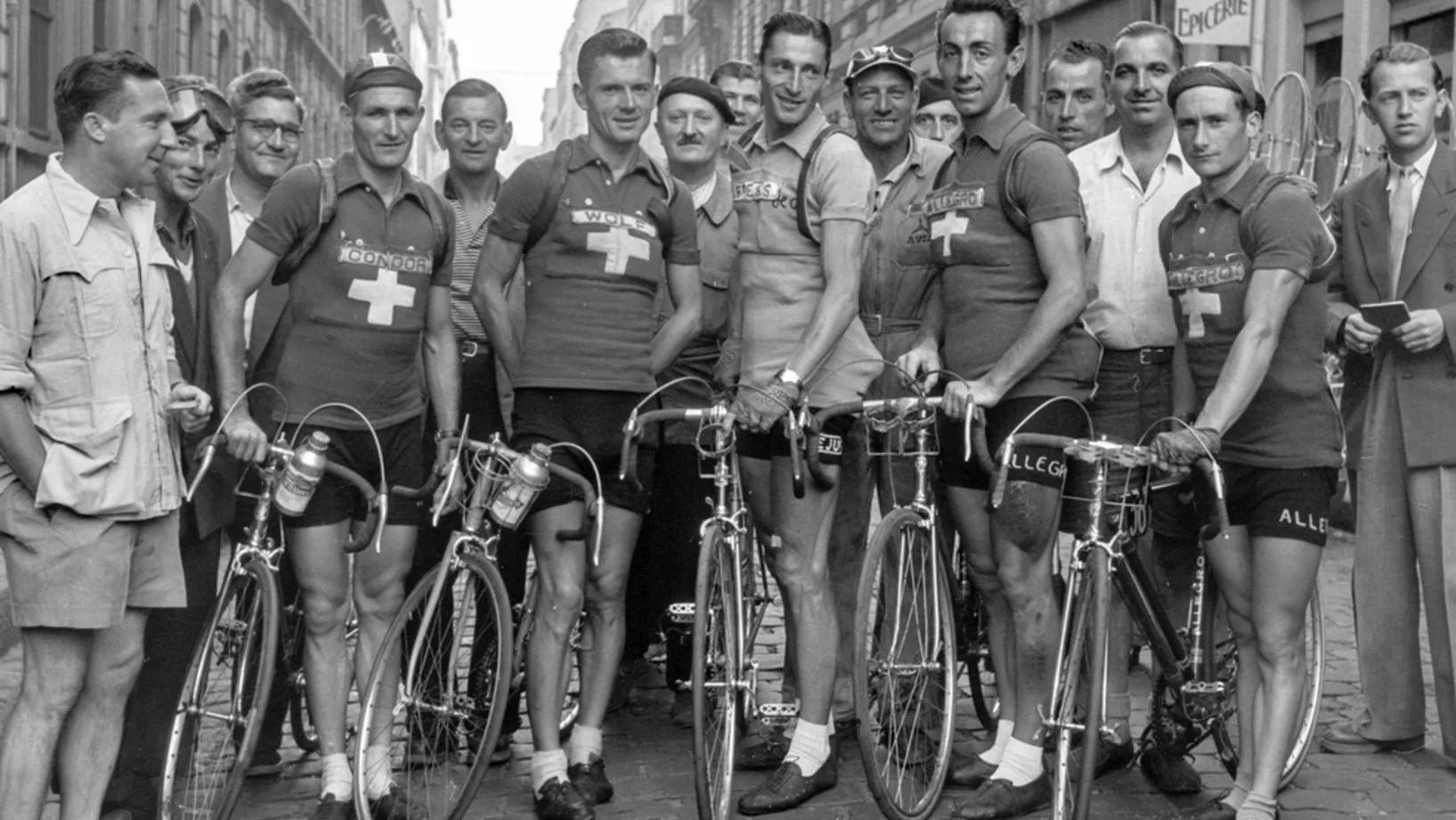 In Porto-Vecchio auf Korsika startete am Samstag die 100. Tour de France. Das Bild ist 63 Jahre alt. Es zeigt Ferdy Kübler im "Maillot jaune" vor dem Start der 21. Etappe von Lyon nach Dijon am 5. August 1950. Die Fahrer von links nach rechts: Georges Aeschlimann, Gottfried Weilenmann, Ferdy Kübler, Emilio Croci Torti und Fritz Zbinden. (Foto: Keystone/Photopress-Archiv/Jules Vogt)