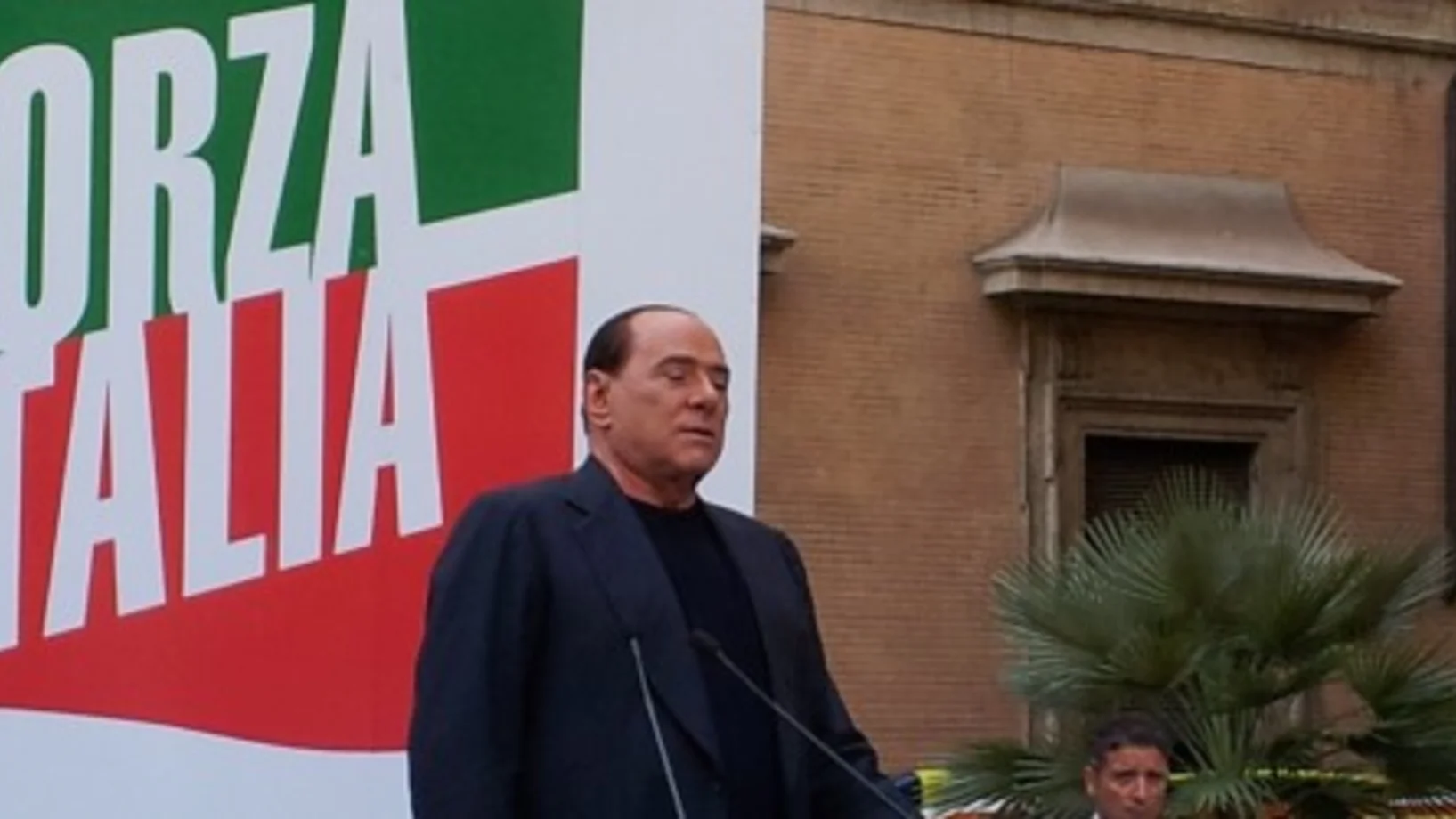Berlusconi am Sonntagabend in Rom - erstmals wieder vor dem Logo seiner früheren Partei "Forza Italia".