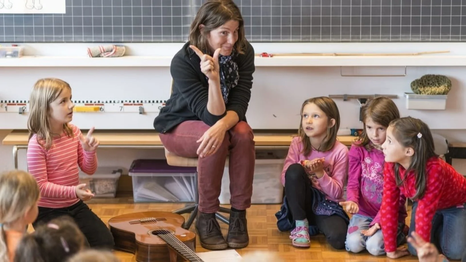 Kindergärtnerin beim Unterricht