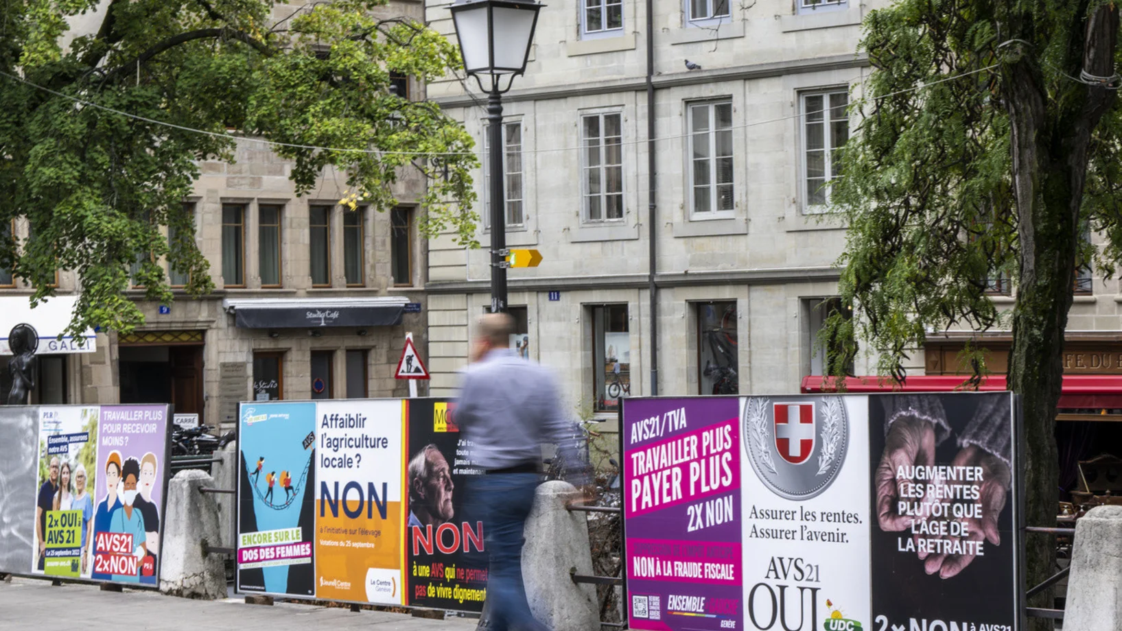 Abstimmungsplakate in Genf 