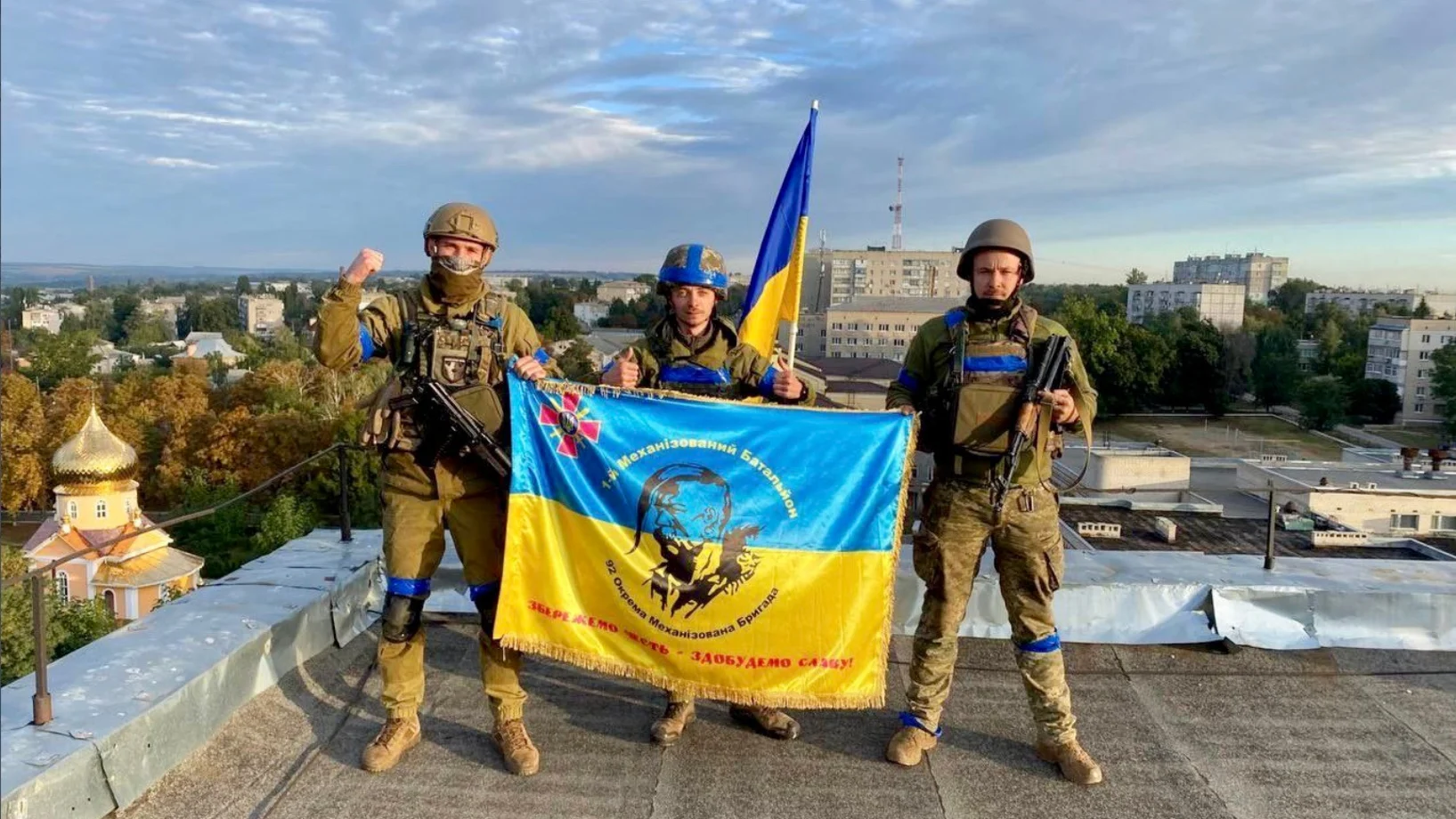 Ukrainische Soldaten nach dem Einmarsch in Kupjansk.