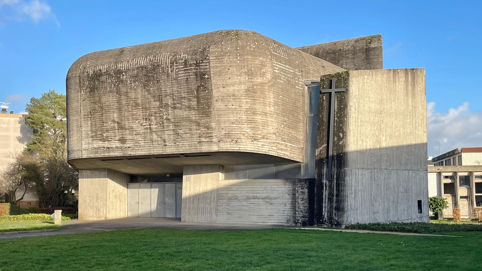 Sainte Bernadette du Banlay aussen