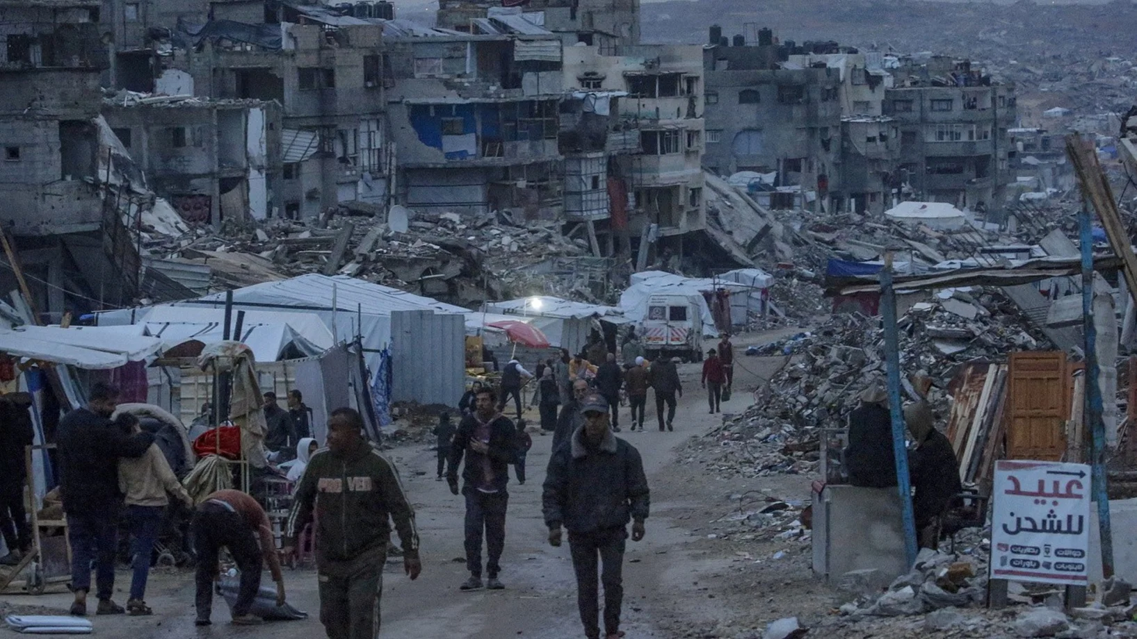 Palästinenser zwischen zerstörten Häusern bei Gaza-Cty