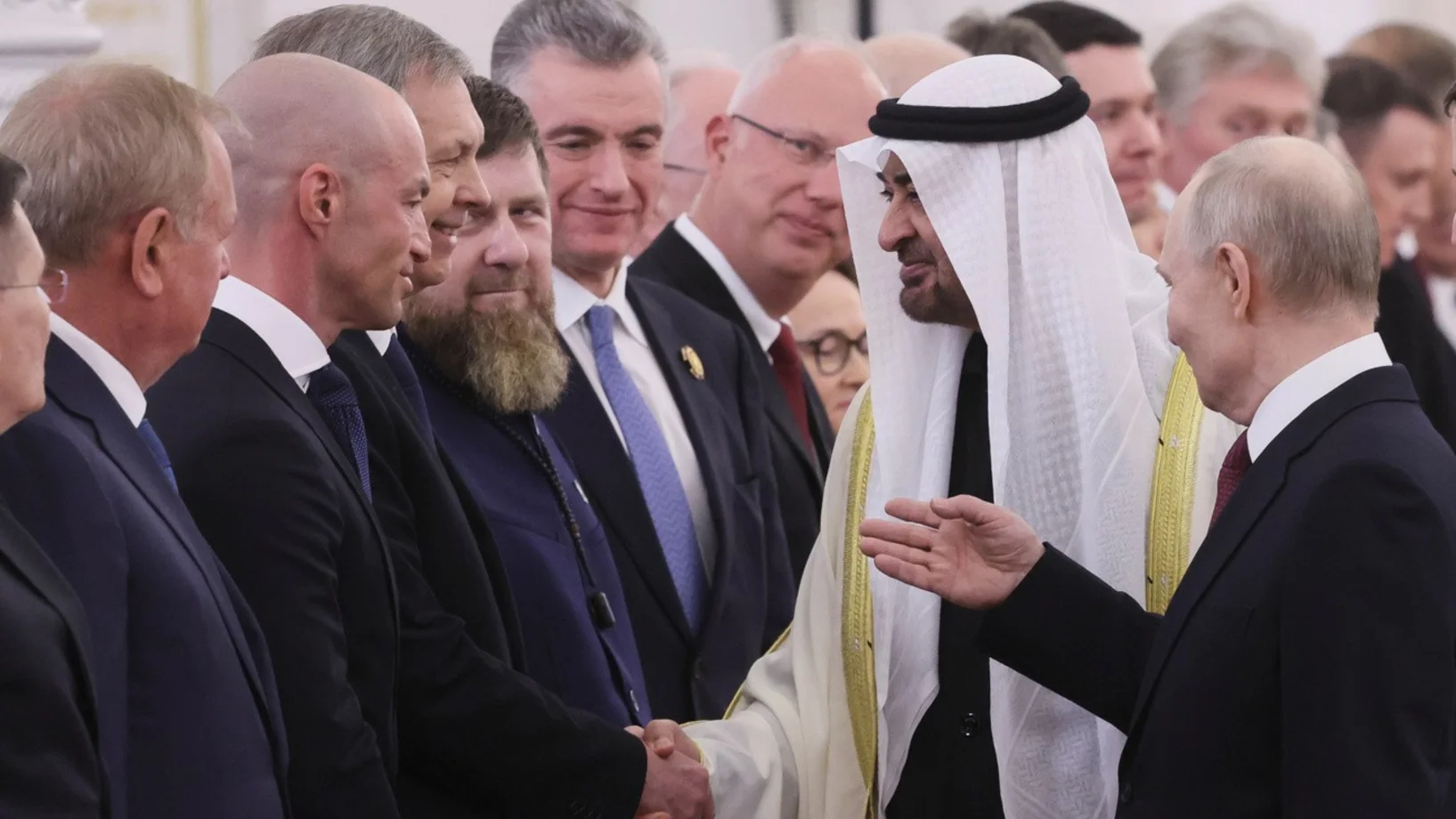 Kadyrow (mit Bart), Putin, rechts