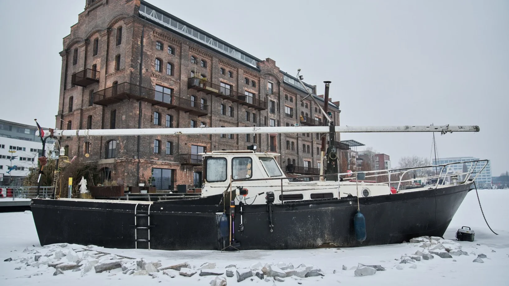 Festgefahren im Eis, Rummelsburger See Berlin 