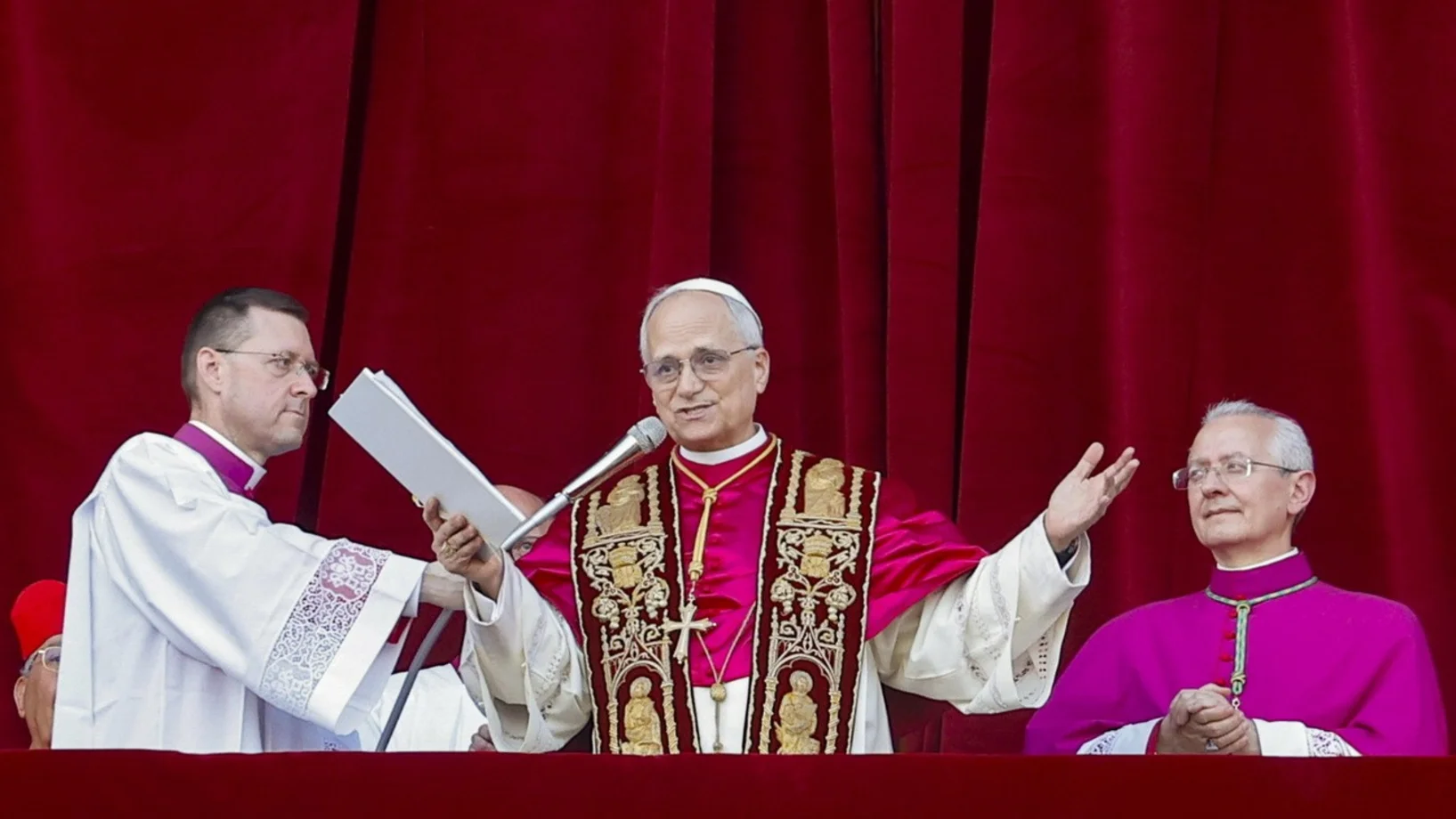 Papst Leo XIV, Auftritt nach der Wahl 