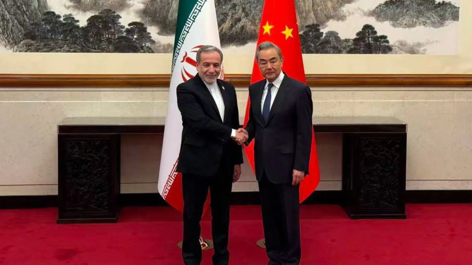 Irans Aussenminister, Abbas Araghchi, Chinas Aussenminister Wang Yi 