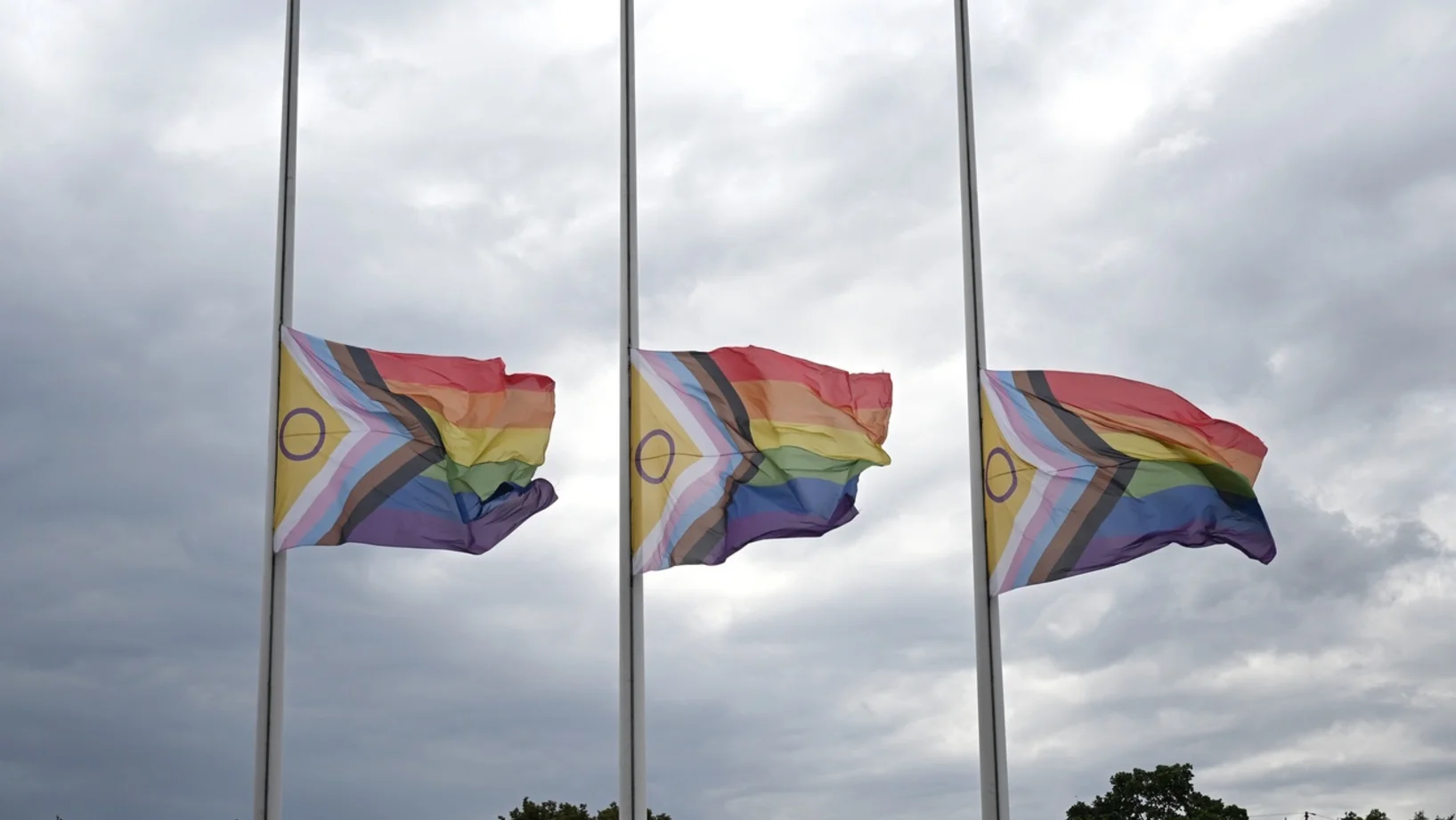 Progress-Pride-Flaggen Halbmast