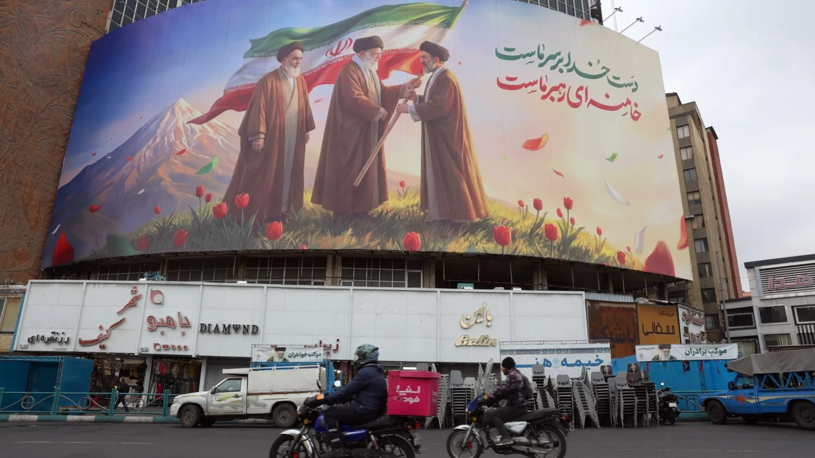 Plakat mit den geistlichen Revolutionsführern in Teheran