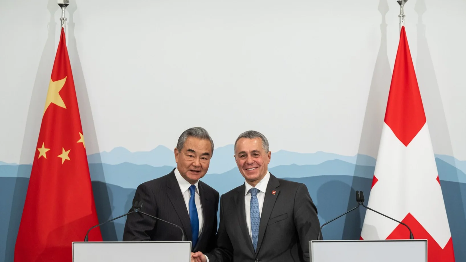 Wang Yi und Ignazio Cassis