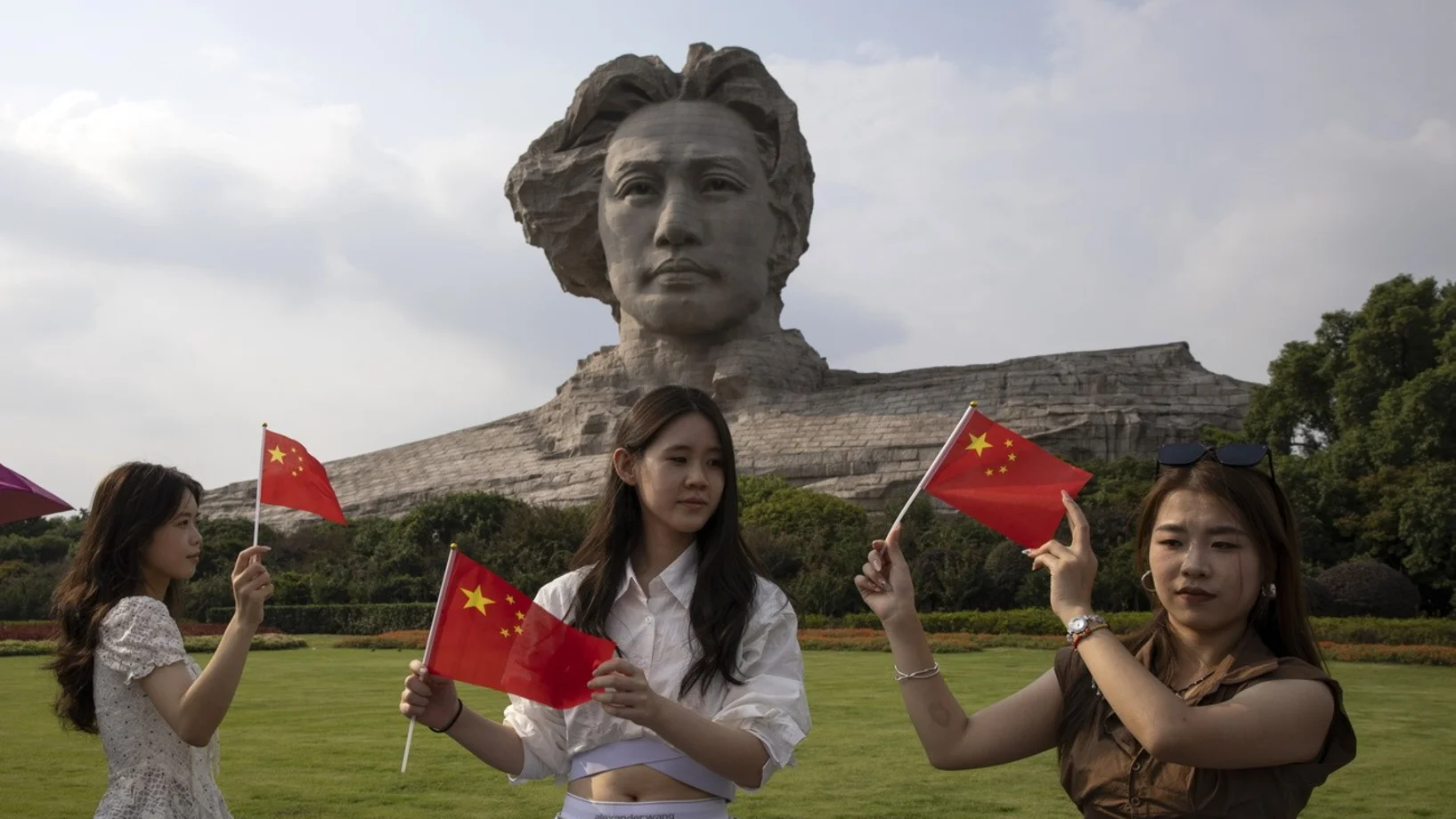 Mao, Statue