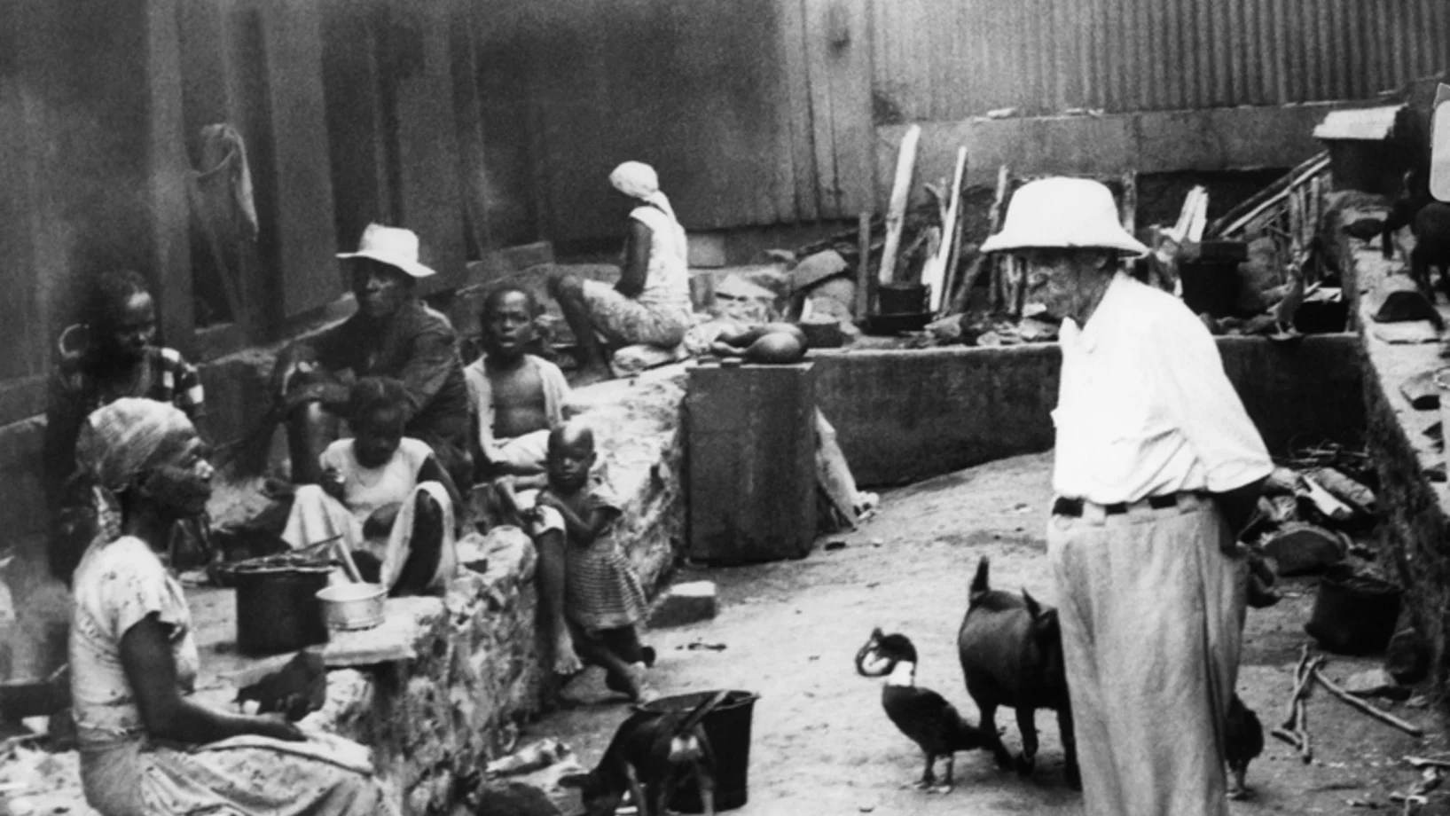 Am 21. März 1913 eröffnete der Arzt und evangelische Theologe Albert Schweitzer in Lambaréné in französisch Äquatorialafrika (dem heutigen Gabun) ein Tropenspital und eine Leprastation. Das Bild zeigt ihn inmitten von Patienten seines Spitals. Für seine humanitäre Hilfe wird Schweitzer mehrmals ausgezeichnet und erhält 1952 den Friedensnobelpreis. (Aus dem Keystone-Foto-Archiv/Photopress/AP/Str)