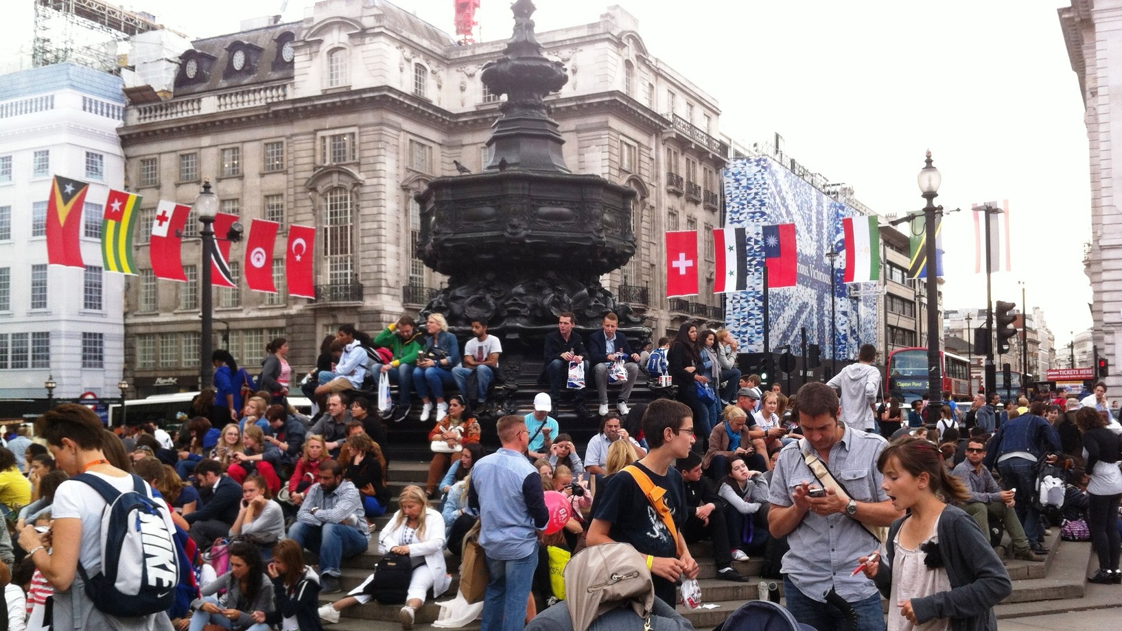 Letzte Stunden auf dem Piccadilly Circus im Zentrum von London - mit gut sichtbarer Schweizer Flagge. Die Olympischen Spiele haben England ein hervorragendes Zeugnis ausgestellt. Die Engländer haben einmal mehr bewiesen, dass sie das freundlichste Volk Europas sind. (Foto: Journal 21)