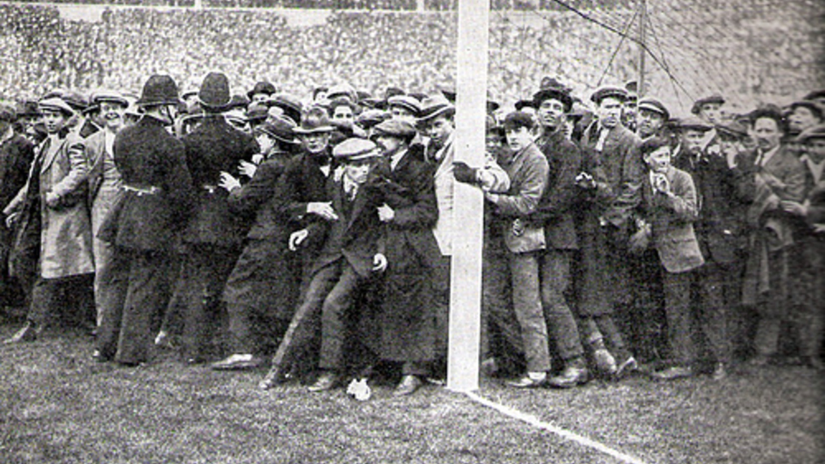 200'000 Briten drängen sich am 28. April 1923 ins neu eröffnete Londoner Wembley Stadion. Tausende strömen auf den Rasen. Eigentlich wollten Bolton und Westham ihren Cup-Final austragen. Doch an Fussball war zunächst nicht zu denken. (Bild: Aus dem Foto-Archiv der Agentur Keystone)