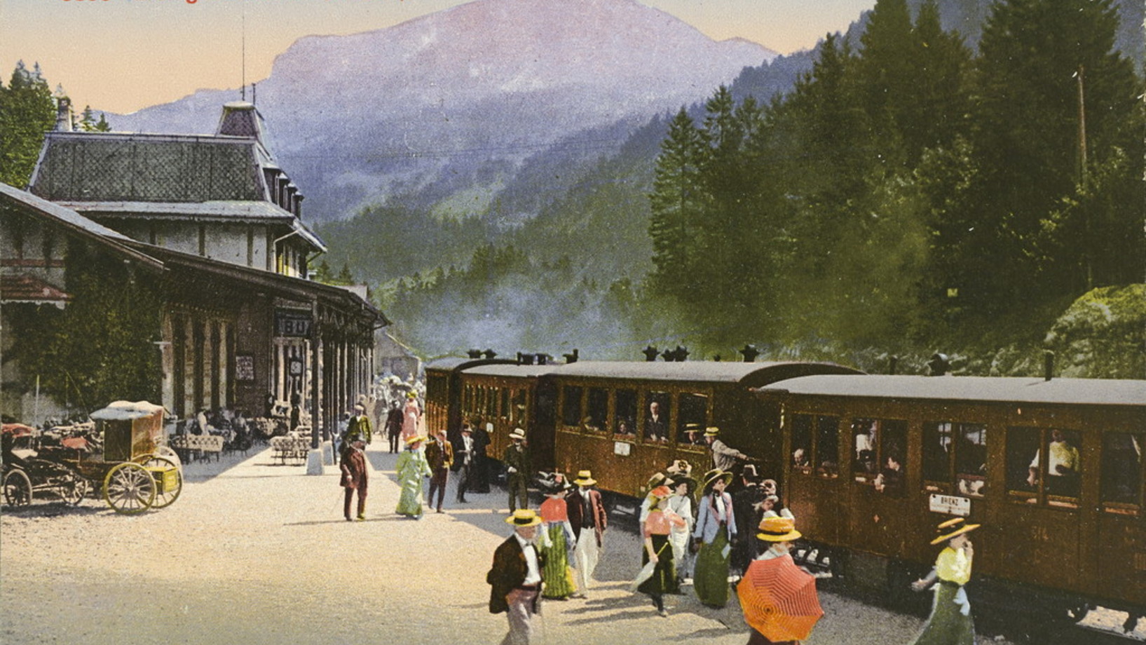 Am 14. Juni 1888 - also vor 125 Jahren - wurde die Brünig-Schmalspurbahn eingeweiht. Das Bild stammt wahrscheinlich aus dem Jahr 1900 und zeigt den Bahnhof von Brünig auf 1004 Metern Höhe. Es handelt sich um ein Photochrom-Bild, also um ein Schwarz-weiss-Foto, das anschliessend in einem komplizierten Prozess koloriert wurde. Die Brünig-Bahn führt von Interlaken über Brienz, Meiringen, den Brünigpass, Giswil, Alpnachstad nach Luzern. Zwischen Meiringen und Giswil ist sie mit einer Zahnstange ausgestattet. (…