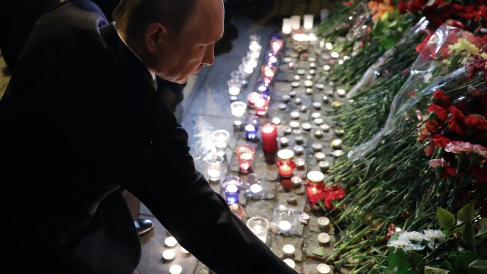 Präsident Putin legt bei der Metro-Station Tekhnologicheskiy Institut in Sankt Petersburg rote Rosen nieder. (Foto: Keystone/EPA/Mikhail Klimentyev/Sputnik/Kreml-Pool)
