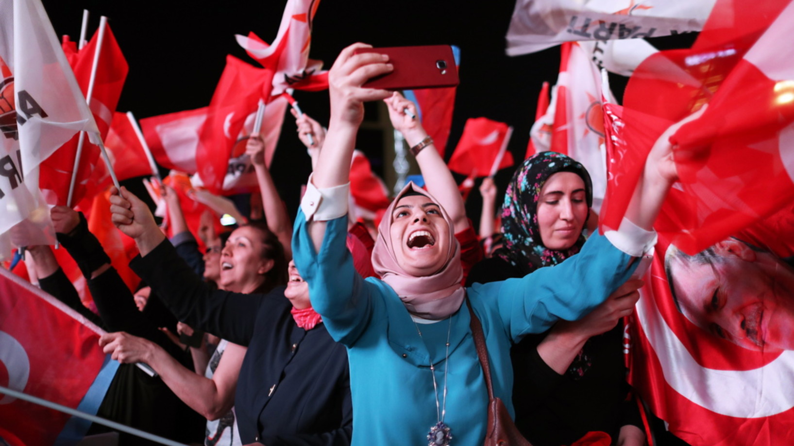 Tausende feiern in den Strassen von Ankara (Bild) und Istanbul den Sieg von Recep Tayyip Erdoğan. (Foto: Keystone/EPA/Erdem Sahin)
