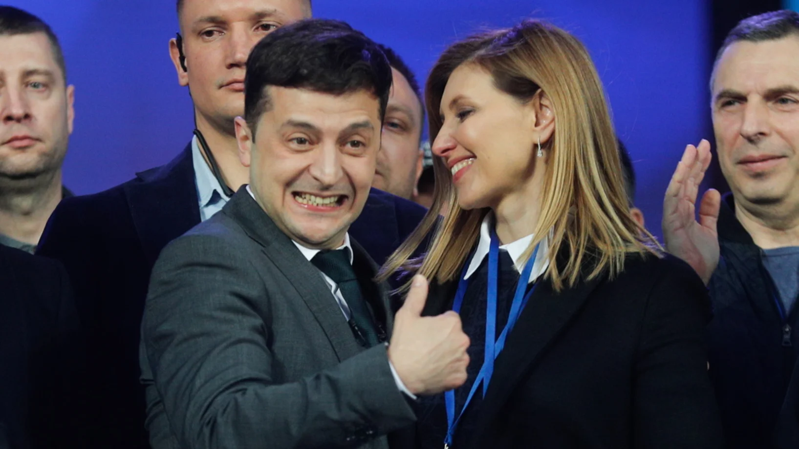 Selenski mit seiner Frau Olena Selenska nach dem Rededuell am Freitagabend. (Foto: Keystone/EPA/Sergey Dolzhenko)