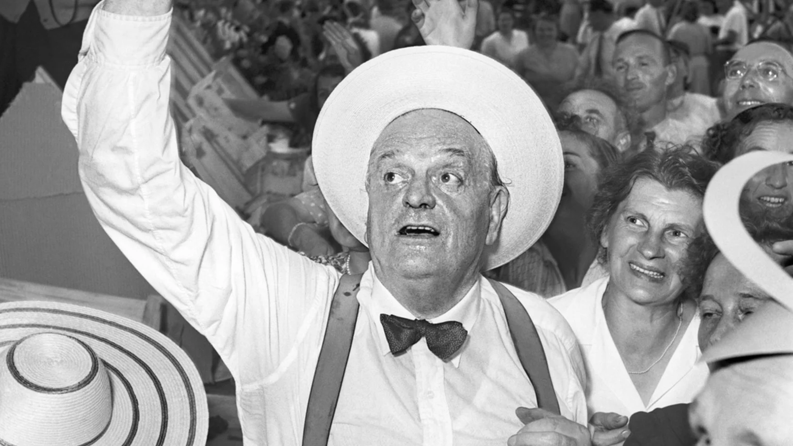 Am 15. August 1888 wird Gottlieb Duttweiler in Zürich geboren. 1925 gründete er die Migros, 1936 den Landesrings der Unabhängigen. Duttweiler war National- und Ständerat in Zürich und Bern. 1948 warf er mit zwei Steinen eine Scheibe des Bundeshauses ein, weil sein Vorstoss zur Landesversorgung verschleppt worden war. Das Bild zeigt ihn im Juli 1950 während der Feier des 25-jährigen Bestehens der Migros zusammen mit seiner Belegschaft. Duttweiler stirbt im Juni 1962. (Foto: Keystone/Photopress-Archiv)