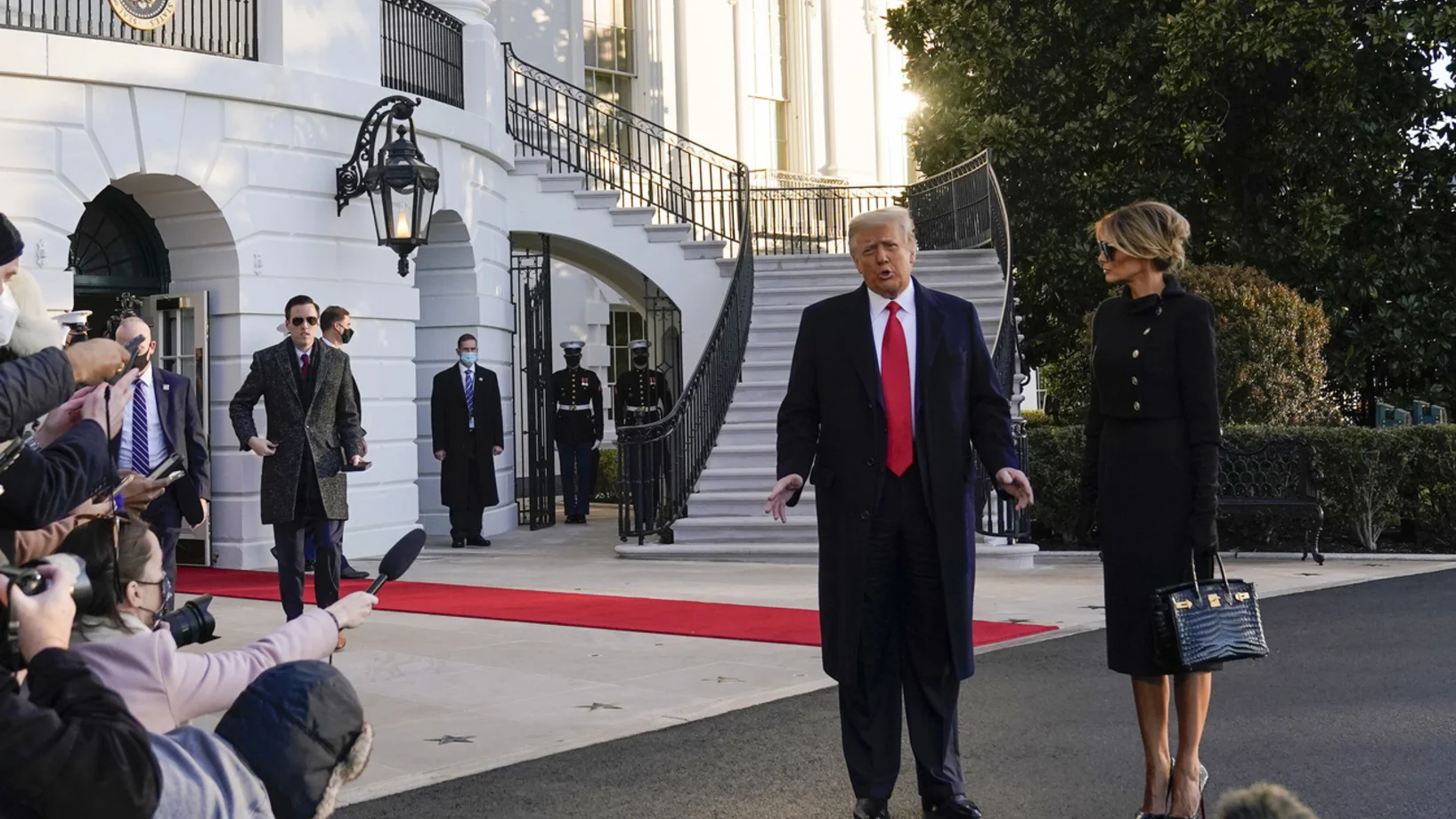 Um 14.12 Uhr Schweizer Zeit verlassen Donald Trump und seine Frau Melania das Weisse Haus. Sie besteigen den Marine-One-Helikopter. Thomas L. Friedman, Kolumnist der New York Times schreibt: „This terrible experiment is over.“ (Foto: Keystone/AP/Alex Brandon)