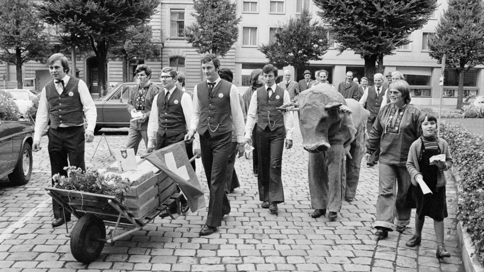 Ab kommendem Ostersonntag gilt in der Schweiz wieder die Sommerzeit. Ihrer Einführung im Jahr 1981 ging ein langer Kampf voraus. Das Bild aus dem Jahr 1977 zeigt ein Referendumskomitee, das in Bern Unterschriften gegen die Sommerzeit einreichte. In der Volksabstimmung im Mai 1978 wurde ihre Einführung deutlich abgelehnt. Die Schweiz wurde in Europa zu einer Zeitinsel. (Aus dem Archiv der Foto-Agentur Keystone/Str)