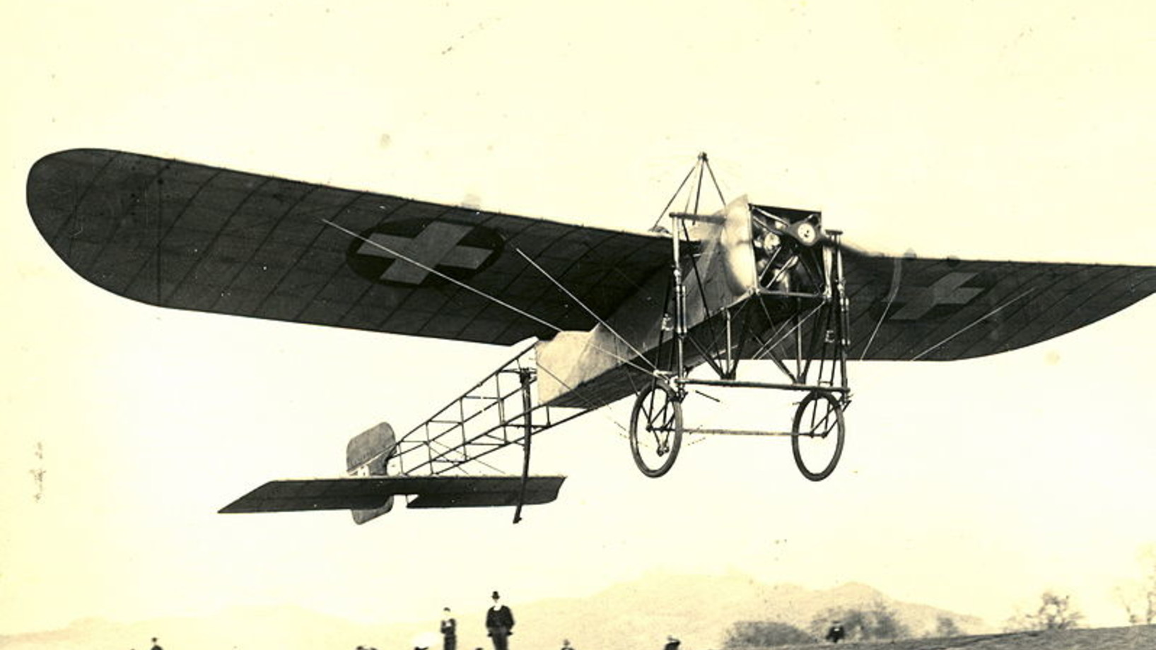 Als erster Mensch überquert Oskar Bider am 13. Juli 1913 mit einem Flugzeug die Alpen von Bern nach Mailand.  Das Bild zeigt den Start der Maschine in Bern Beundenfeld.