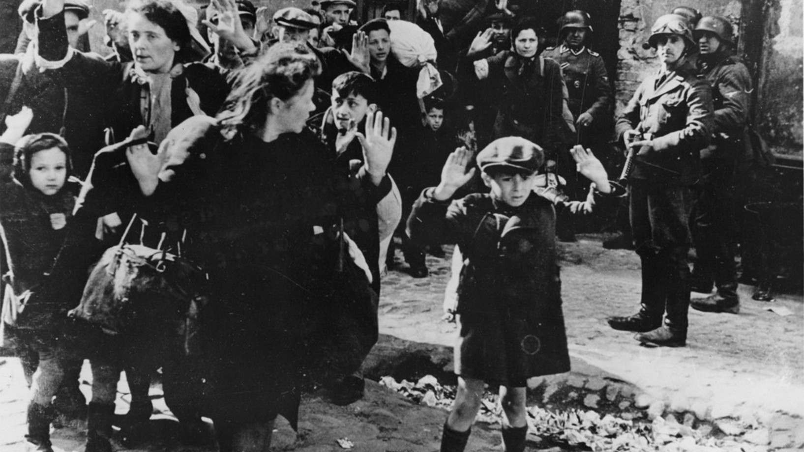 Am 19. April 1943 begann der Aufstand im Ghetto in Warschau. Zuvor war die SS mit zwei Bataillonen eingerückt, um das Ghetto zu liquidieren. Die Juden setzten sich mit heimlich angeschafften Waffen zur Wehr - zunächst mit Erfolg. Das Foto, das am 19. April aufgenommen wurde, legte der Kommandant des SS-Einsatzes, Brigadeführer Jürgen Stroop, dem Bericht an seine Vorgesetzten bei. Das Bild wurde 1945 beim Nürnberger Kriegsverbrecherprozess als Beweismittel verwendet. (Bild: Aus dem Archiv der Foto-Agentur K…