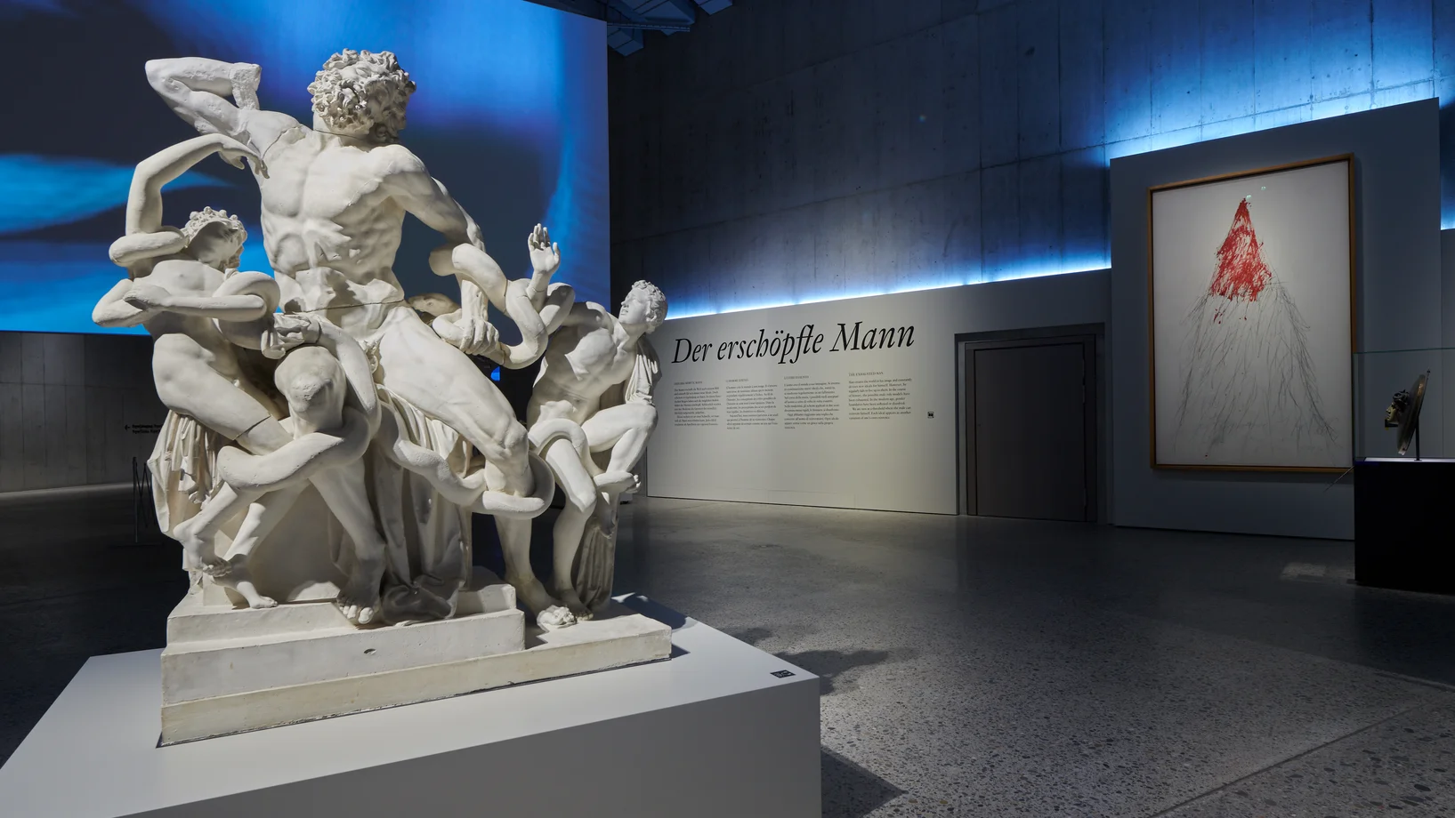 Blick in die Ausstellung: die Laokoon-Gruppe, in Hintergrund Cy Twombly: The Vengeance of Achill (© Schweizerisches Nationalmuseum)