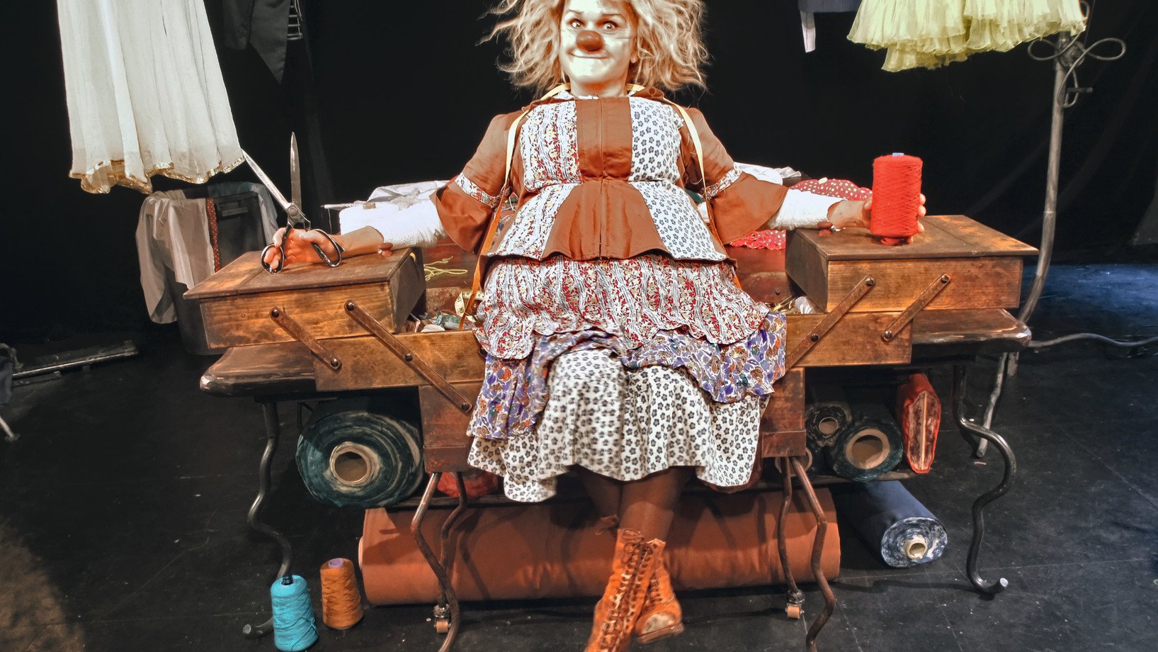 Gardi Hutter mit verfilztem Haar, roter Nase und Flickenkleid in ihrer Paraderolle als Hanna (Foto: Stephan Bundi)