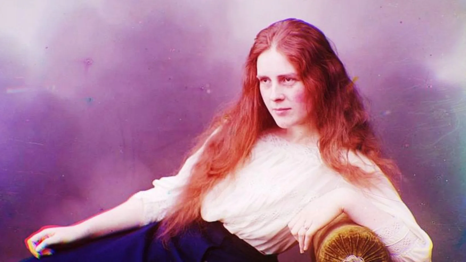 Junge Russin, fotografiert wahrscheinlich 1909. Ort unbekannt.