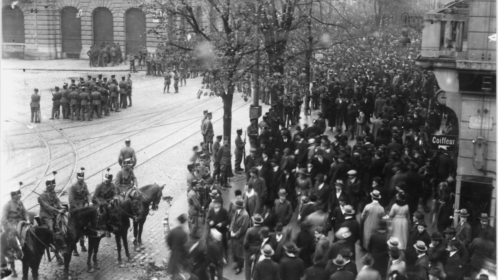 Der Paradeplatz in Zürich während des Landesstreiks. (Foto: Wilhelm Galla/Baugeschichtliches Archiv)