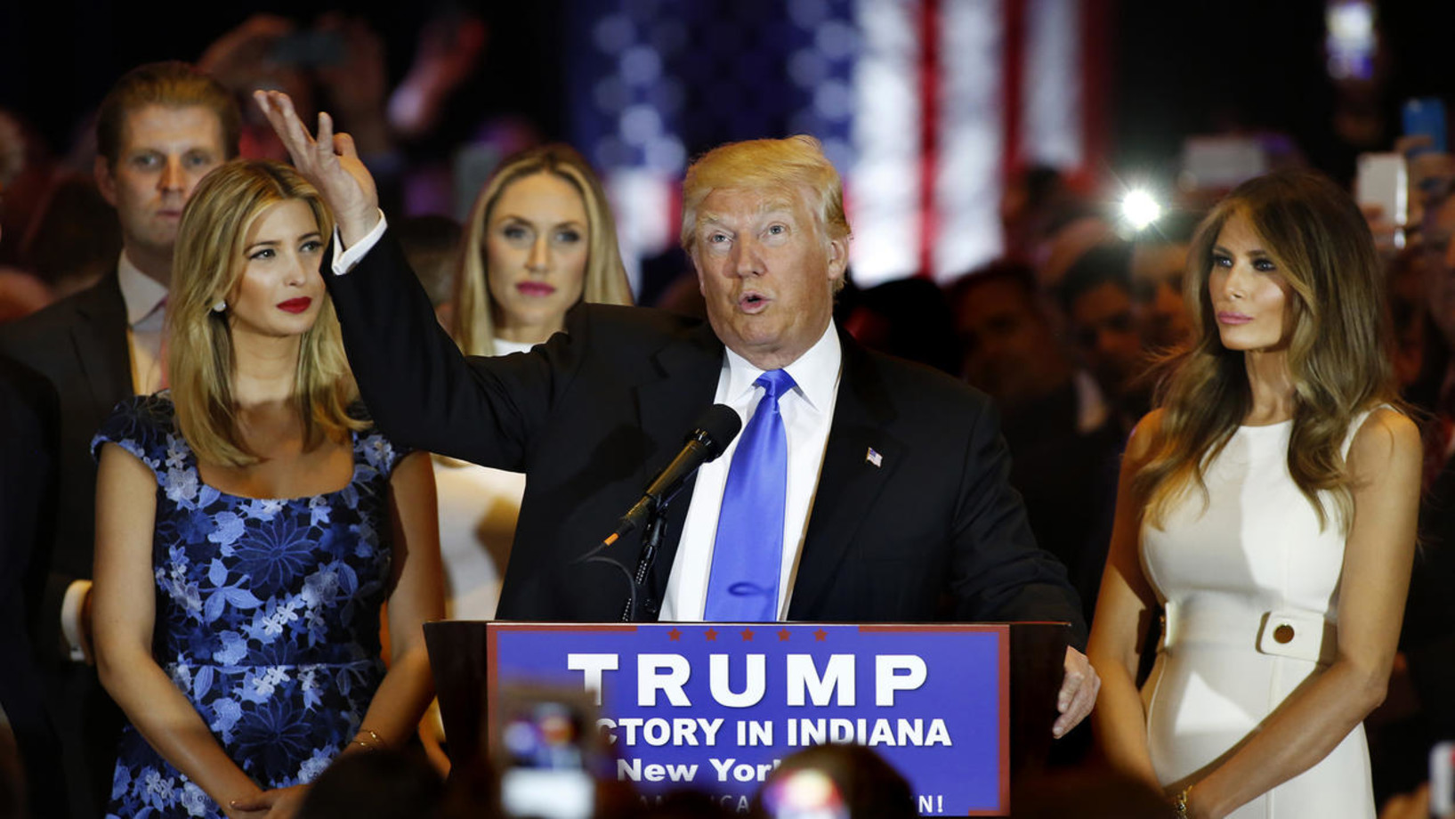 Trump nach seinem Sieg in Indiana. Rechts seine Frau Melania, links seine Tochter Ivanka (Foto: Keystone/AP/Mary Altaffer)
