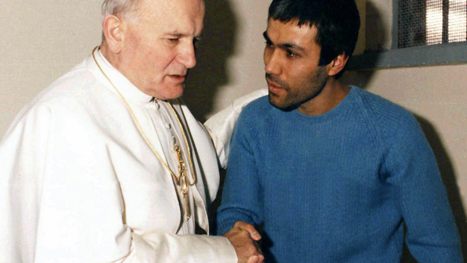Am 27. Dezember 1983 besucht der Papst Mehmet Ali Ağca im Gefängnis in Rom und vergiebt ihm. Ali Ağca wird im Jahr 2000 amnestiert und in die Türkei ausgeliefert, wo er wegen Mordes an einem Journalisten zunächst zum Tode und dann zu lebenslanger Haft verurteilt wurde. Seit 2010 ist er ein freier Mann. (Foto: Keystone/AP/Arturo Mari)