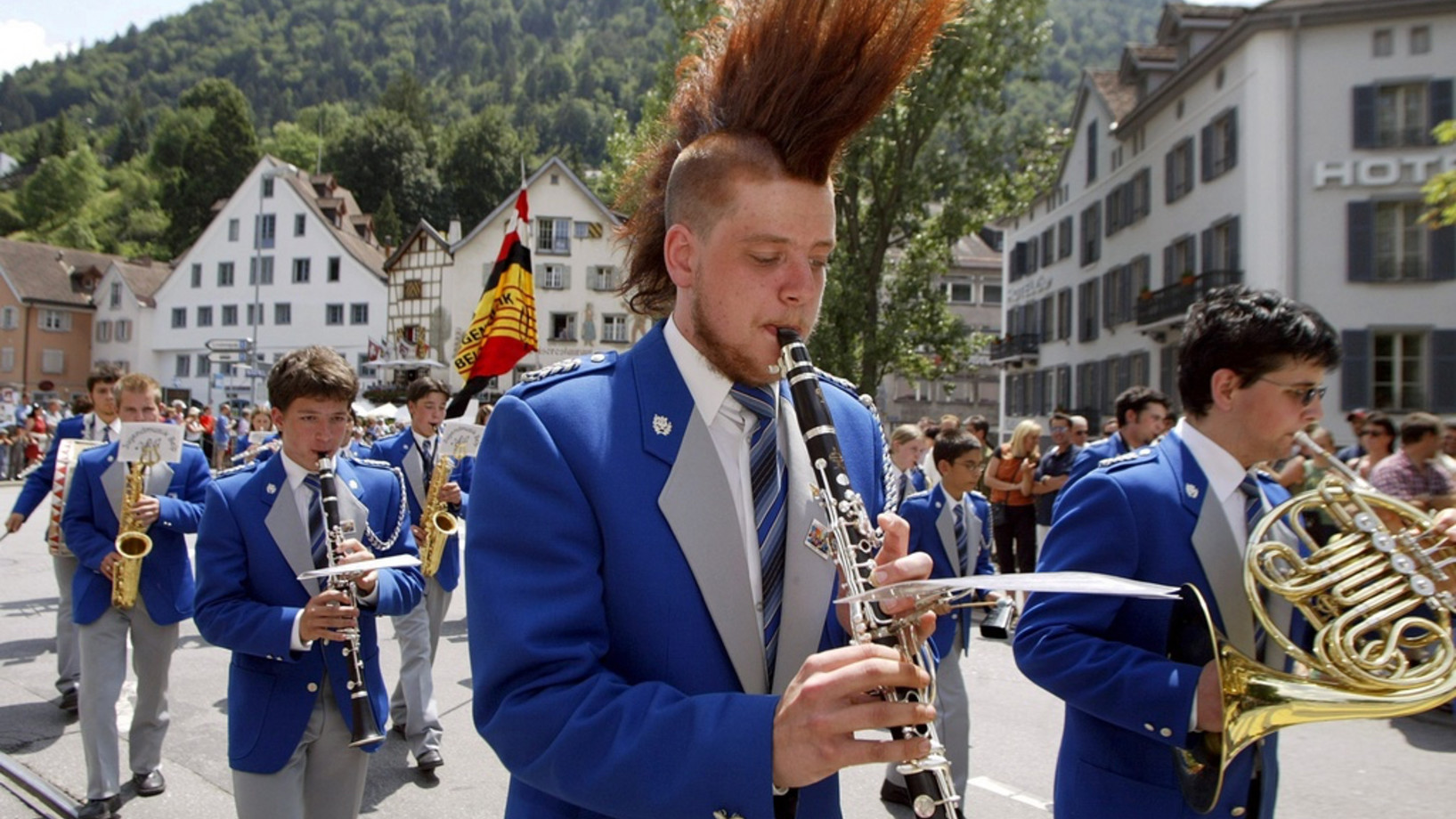 Der Punk am Schweizerischen Jugendmusikfest: Hat die «Matrix» alle rebellischen Strebungen aufgesogen? (Keystone, Arno Balzarini, Juni 2003)