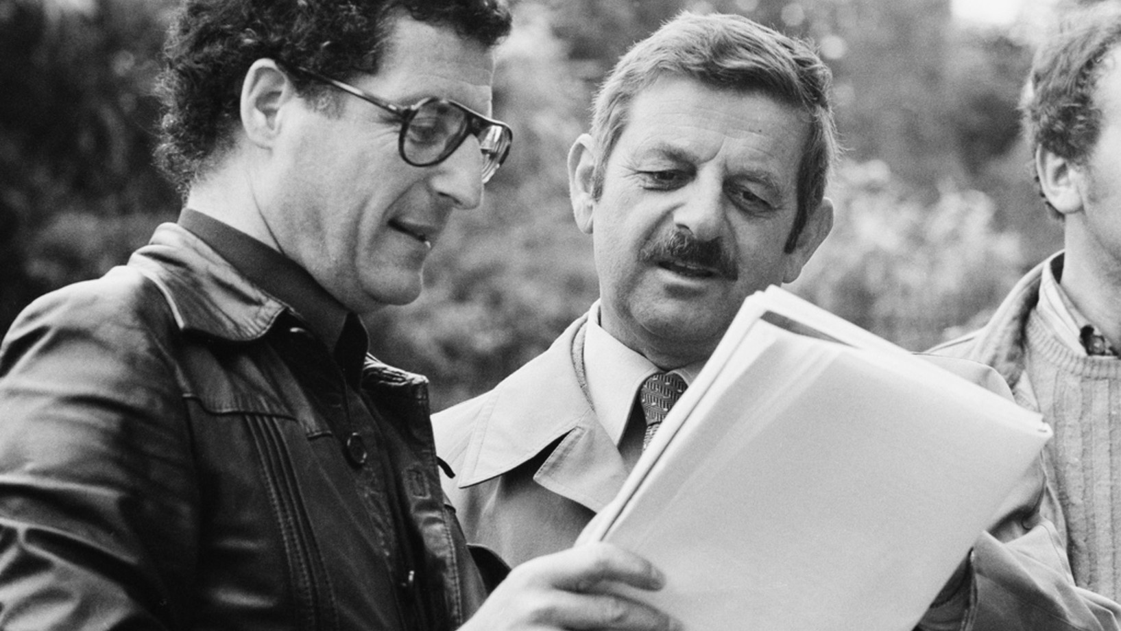 Rolf Lyssy (links) während den Aufnahmen zum Film "Der Schweizermacher" mit Walo Lüönd, aufgenommen am 17. Juni 1978 in Zürich. (Foto: Keystone/Str)