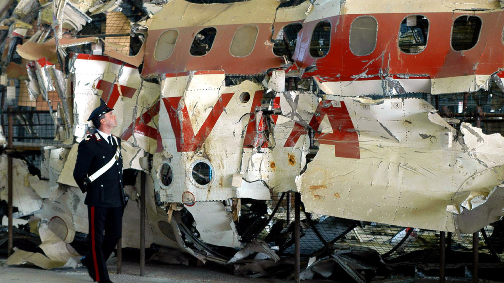 Trümmer der abgeschossenen DC-9 in einem Hangar in Pratica di Mare bei Rom, 2003 (Foto: Keystone/AP/Emiliano Grillotti)
