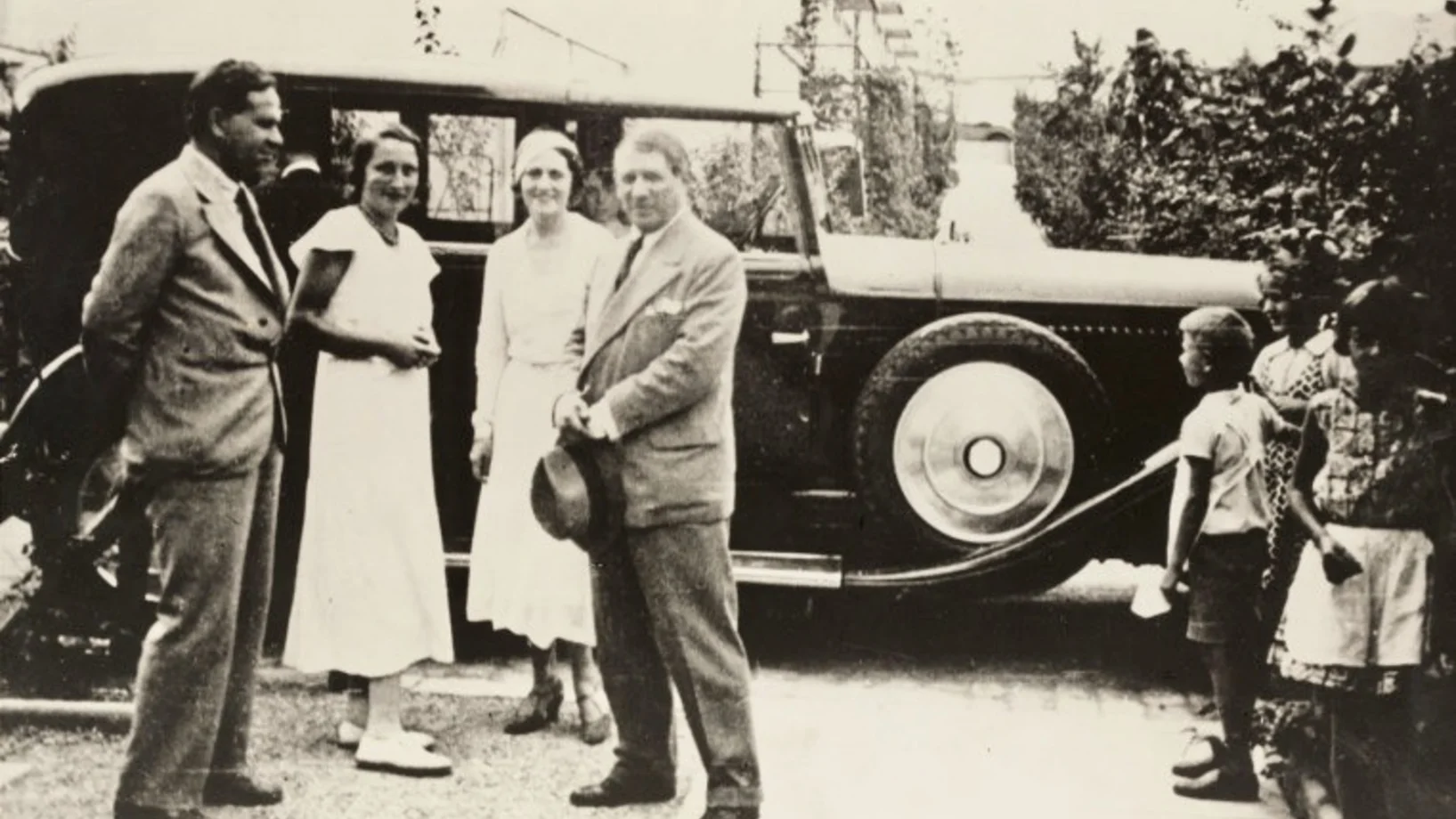 Pablo Picasso mit seiner Frau beim Besuch der Siedlung Neubühl im Oktober 1932. Links Architekt Robert Winkler mit seiner Frau Renée. (Foto: aus dem Buch von Emanuel La Roche)
