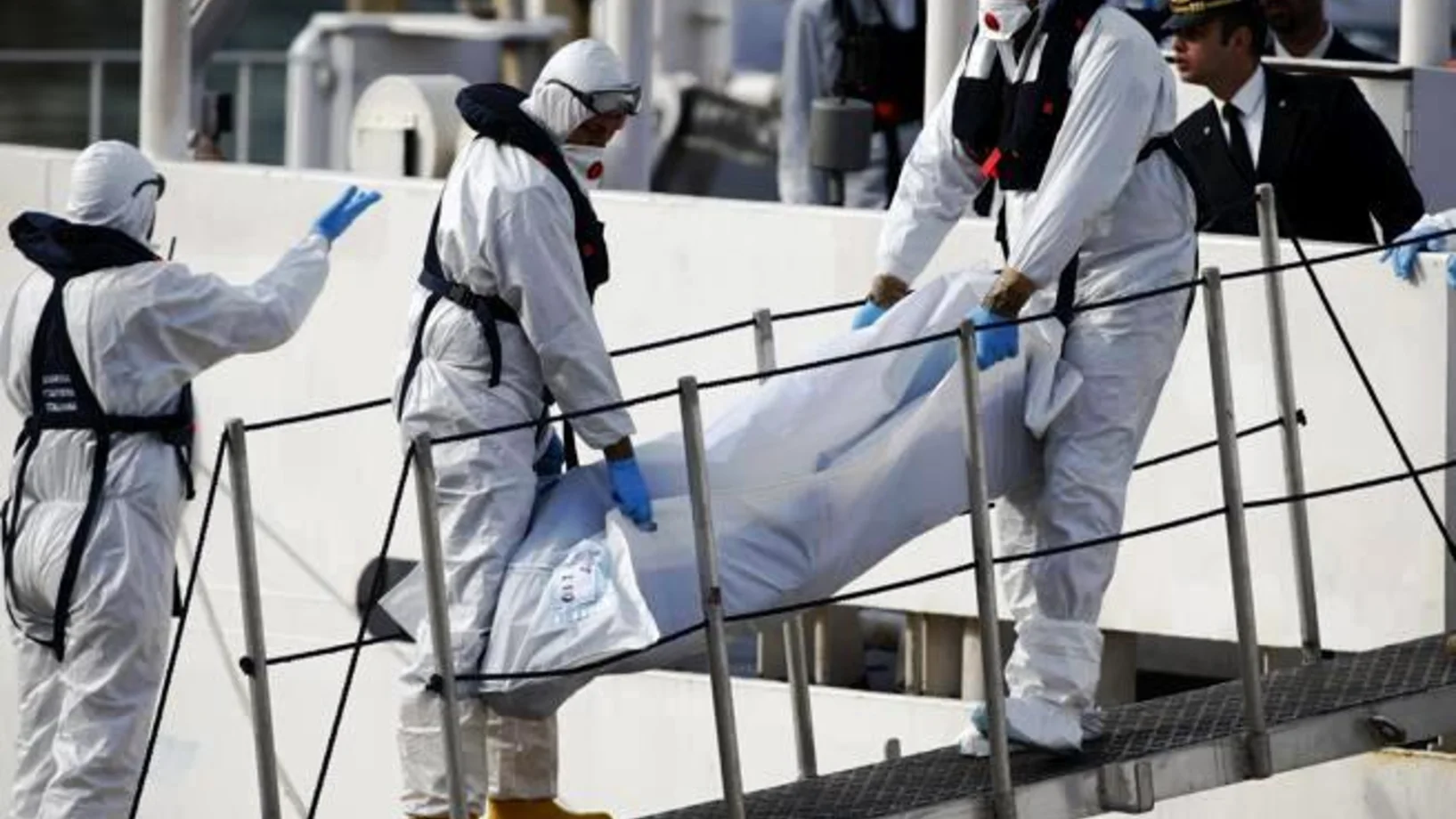 Ein Ertrunkener wird nach La Valletta (Malta) gebracht.