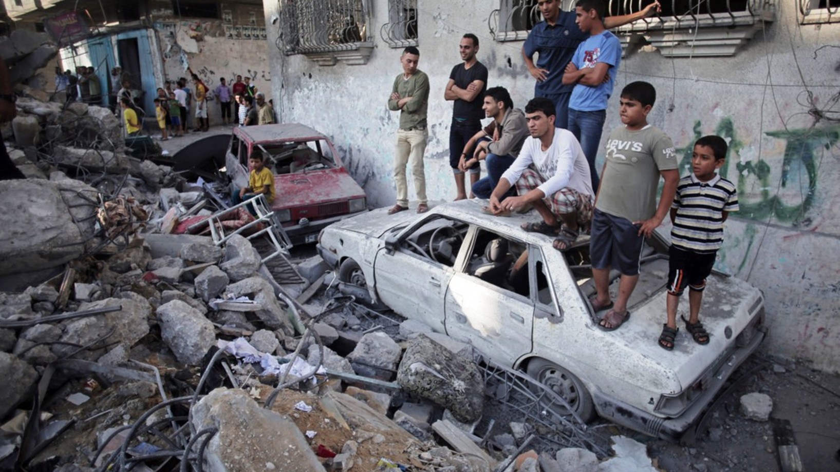 Palästinenser auf den Trümmern ihres Hauses im Rafah-Flüchtlingscamp im Gaza-Streifen. Fünf Mitglieder der Familie Ghannam sind bei dem israelischen Raketenangriff ums Leben gekommen. Israel bezeichnet die Luftschläge als Vergeltung für die Raketenangriffe der Hamas. 
(Foto: Keystone/AP/Khalil Hamra, File)