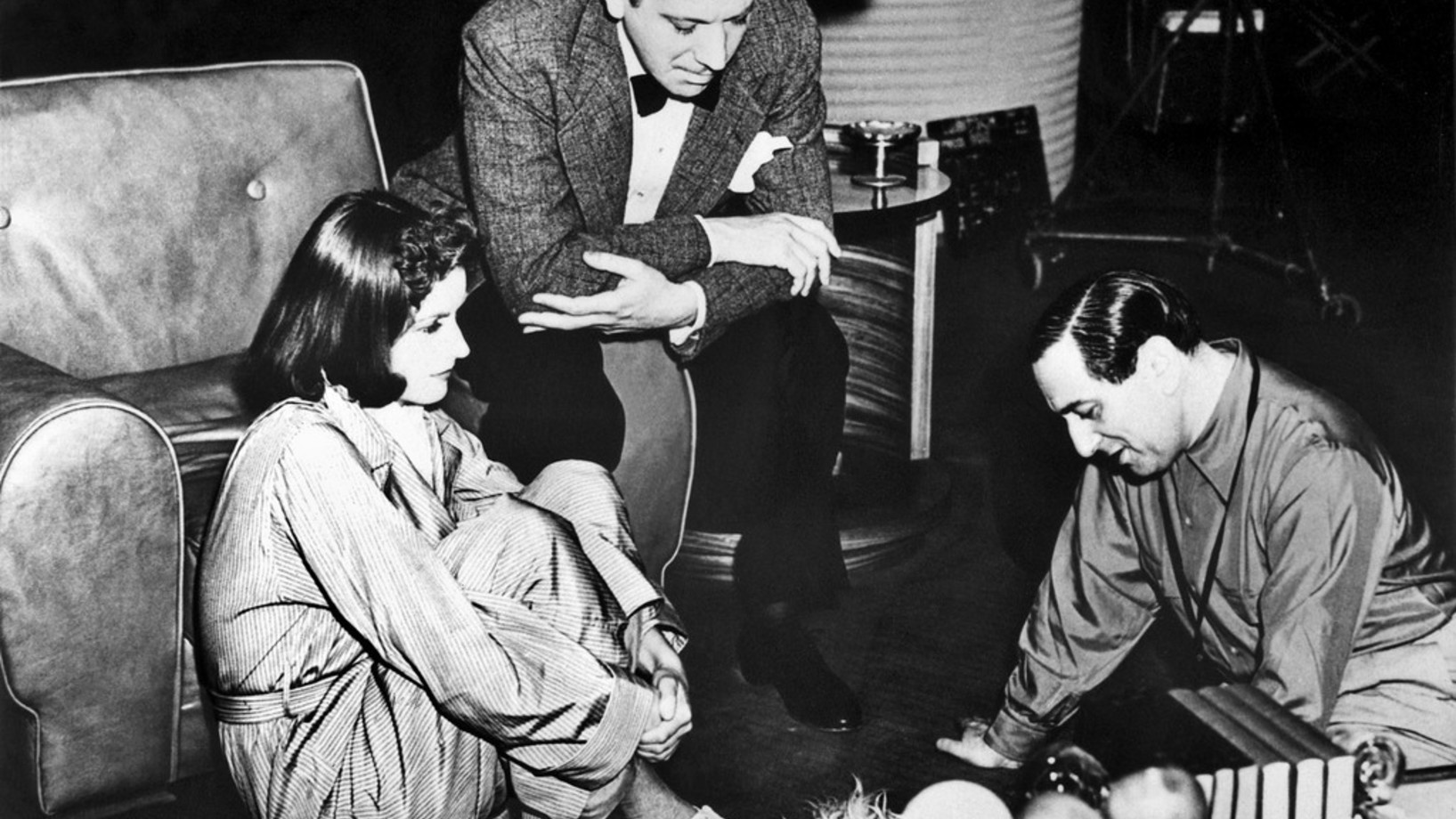 Ernst Lubitsch (rechts) mit Greta Garbo und Melwyn Douglas bei Dreharbeiten für „Ninotchka“. (Foto: Keystone/IBA-Archiv/Str)
