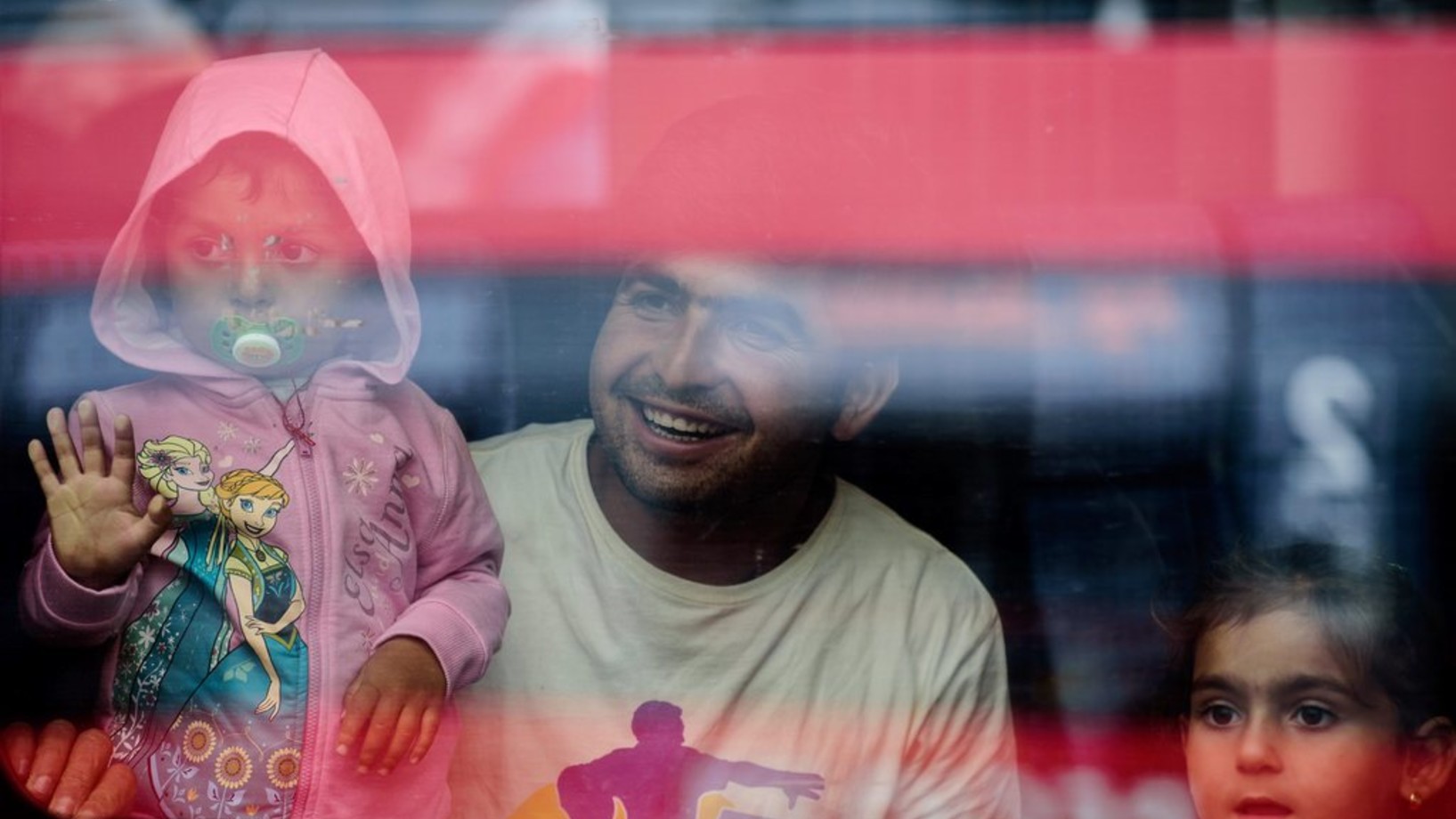 Freudige Gesichter, dem Krieg in Syrien entronnen: Ankunft einer Flüchtlingsfamilie im Müncher Hauptbahnhof. (Foto: Keystone/EPA/Nicolas Armer)