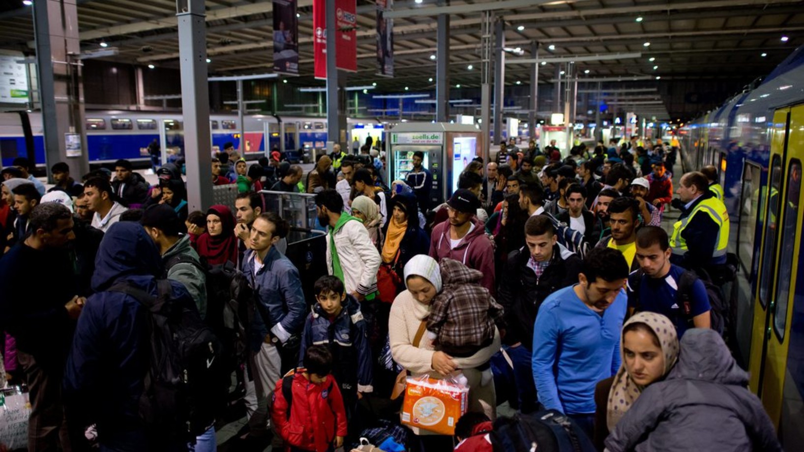 Sonntagmorgen im Hauptbahnhof in München. Die Behörden rechnen, dass an diesem Wochende erneut etwa 20'000 Flüchtlinge in Deutschland eintreffen werden. (Foto: Keystone/EPA/Sven Hoppe)
