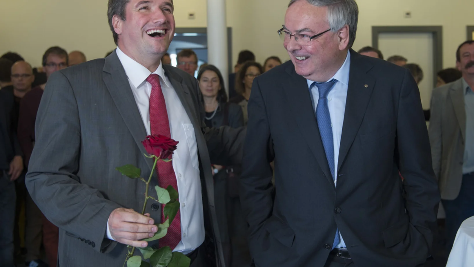 Der lachende SP-Präsident. Mit ihm lacht auch SVP-Kandidat Jean-François Rime, der eigentlich nichts zu lachen hat. (Foto: Keystone/Lukas Lehmann)