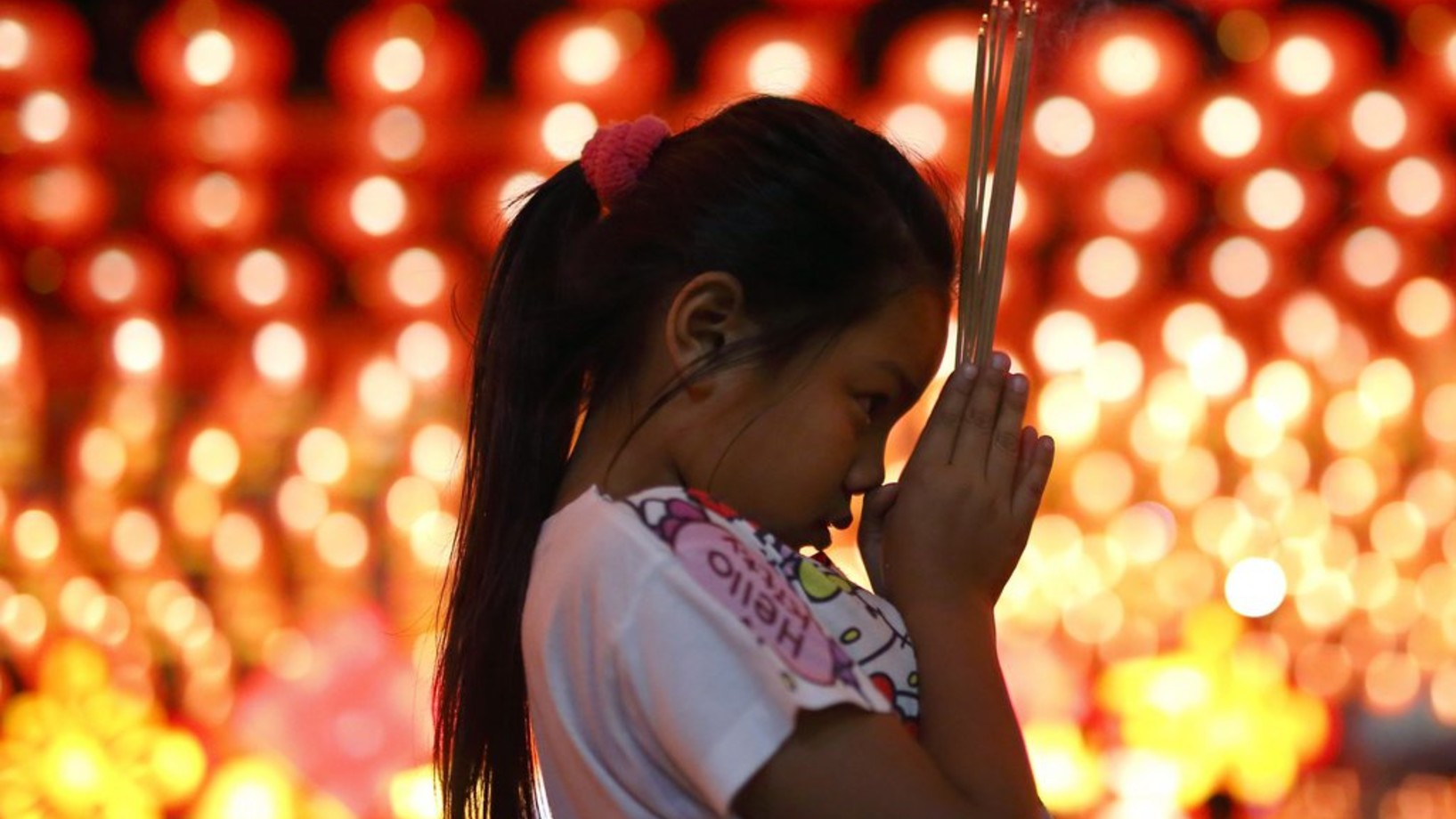 Ein Thai-Mädchen bittet vor Beginn des Frühlingsfestes im Siam Thai Tien Kong-Schrein ausserhalb von Bangkok um Glück und Wohlstand. (Foto: Keystone/EPA/Rungroj Yongrit)